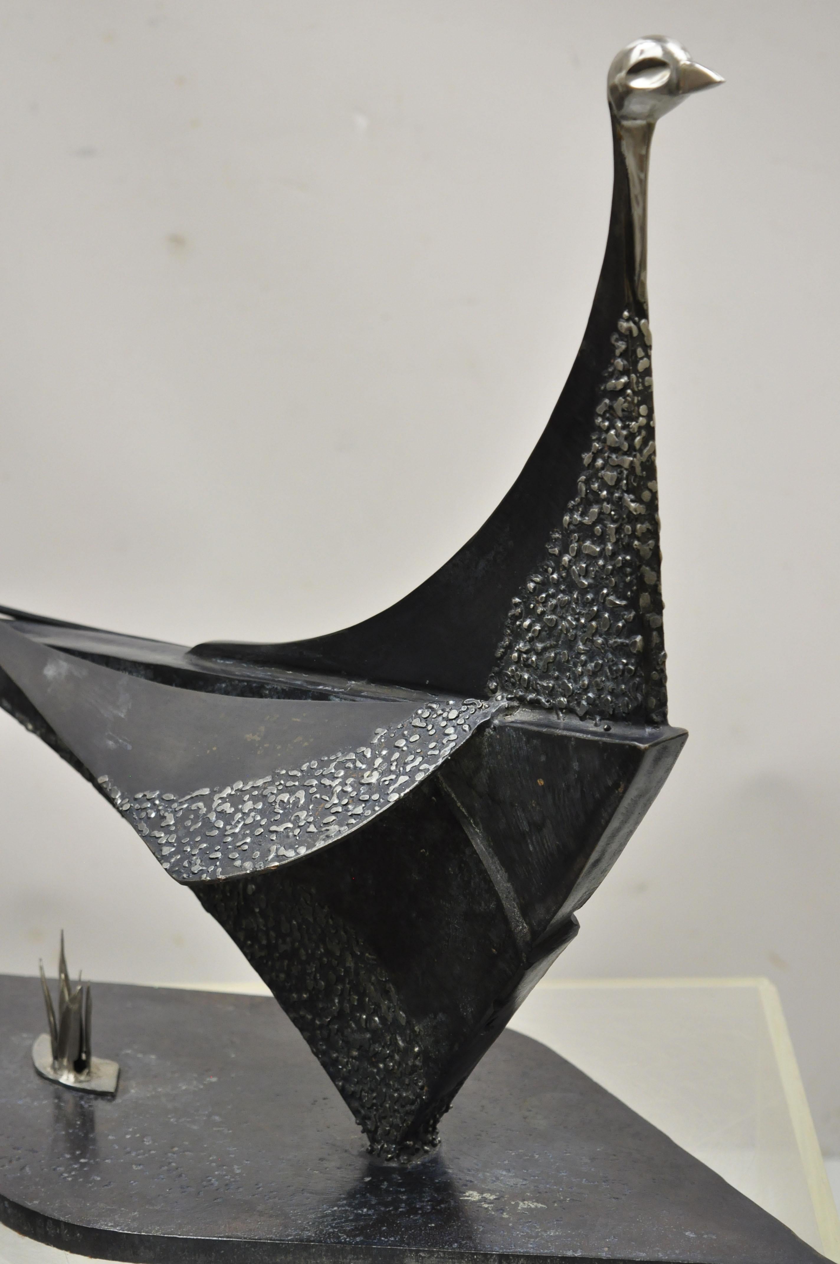 Grande sculpture d'oiseau brutaliste moderne en métal et acier, artiste métallique Bon état - En vente à Philadelphia, PA