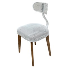 Silla moderna de acero y madera