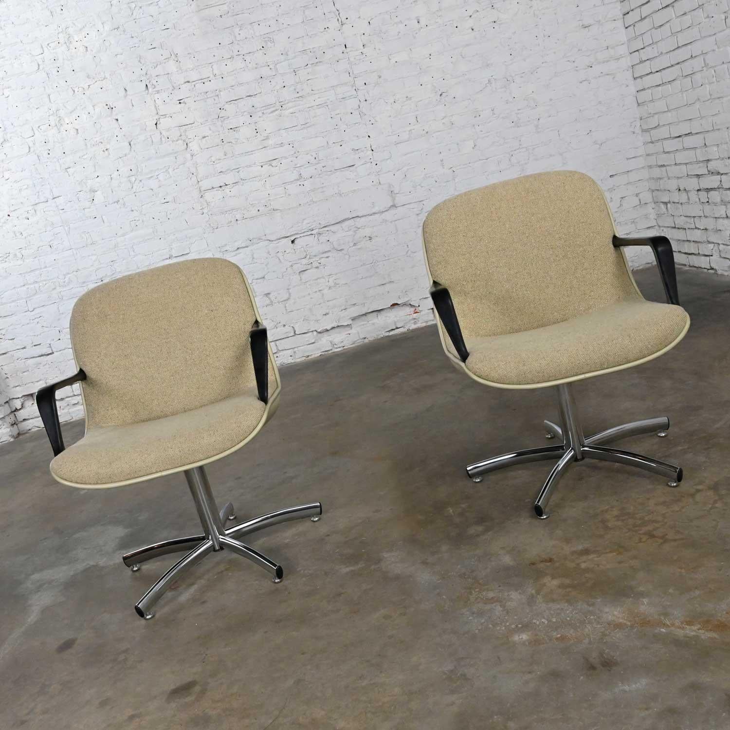 Magnifique chaise de bureau moderne Steelcase modèle #451 à base chromée à 5 branches avec tissu couleur avoine dans le style de la chaise de bureau Charles Pollock pour Knoll. Belle condition, en gardant à l'esprit qu'il s'agit d'un produit vintage