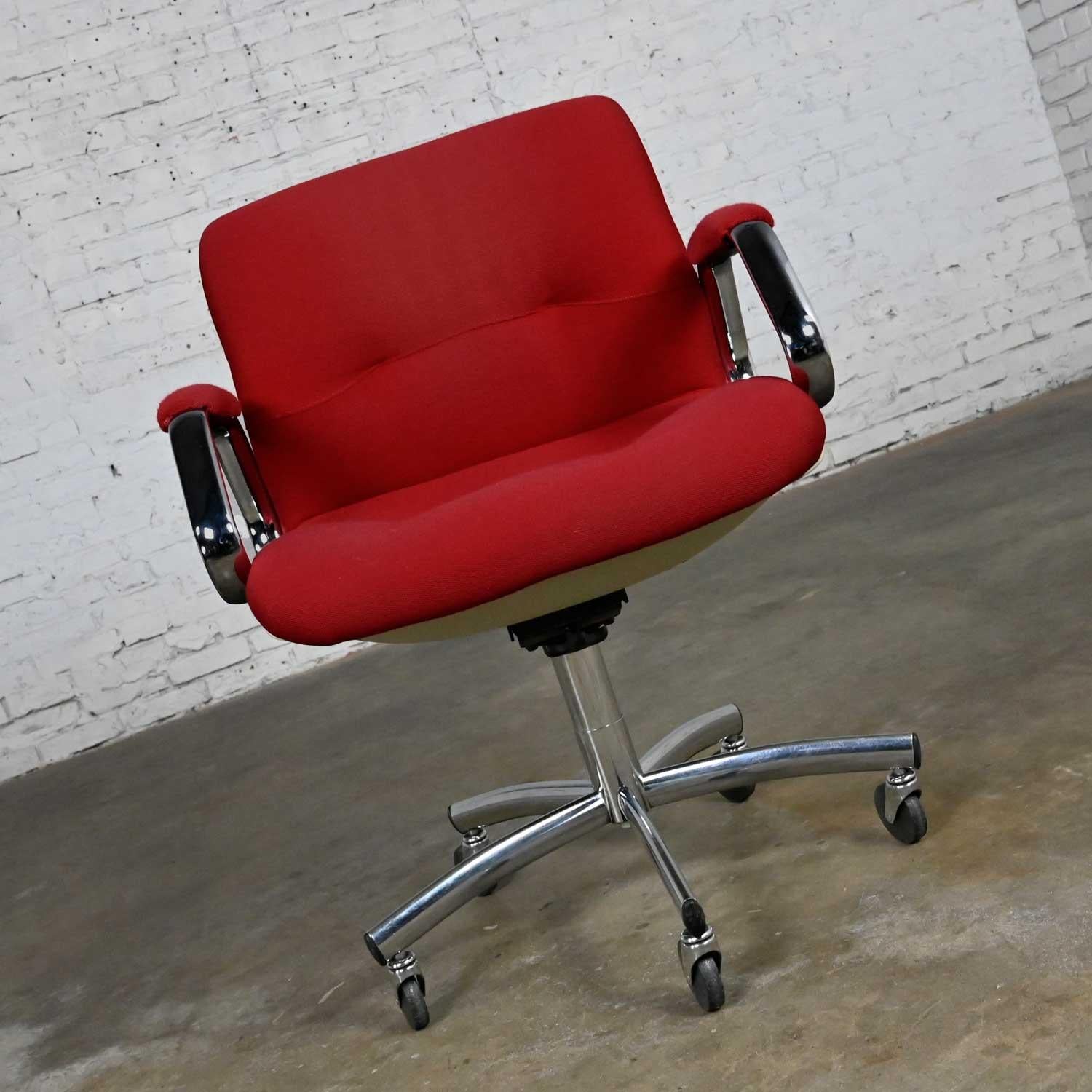 Américain Fauteuil pivotant moderne Steelcase chromé et rouge #454 style Charles Pollock en vente