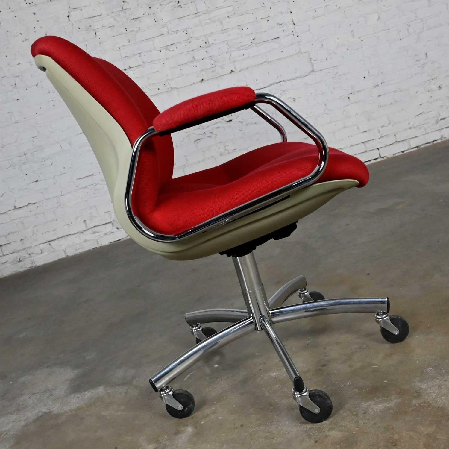 Modern Steelcase Chrome & Red Swivel Rolling Chair #454 Style Charles Pollock In Good Condition For Sale In Topeka, KS