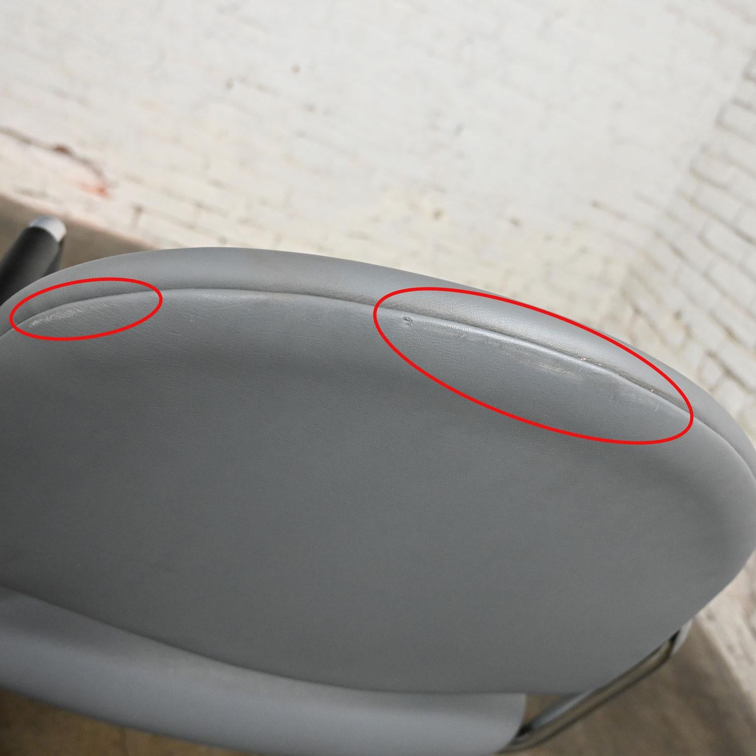 Ensemble de 4 chaises modernes Steelcase chromées à base en porte-à-faux et en faux cuir gris en vente 6