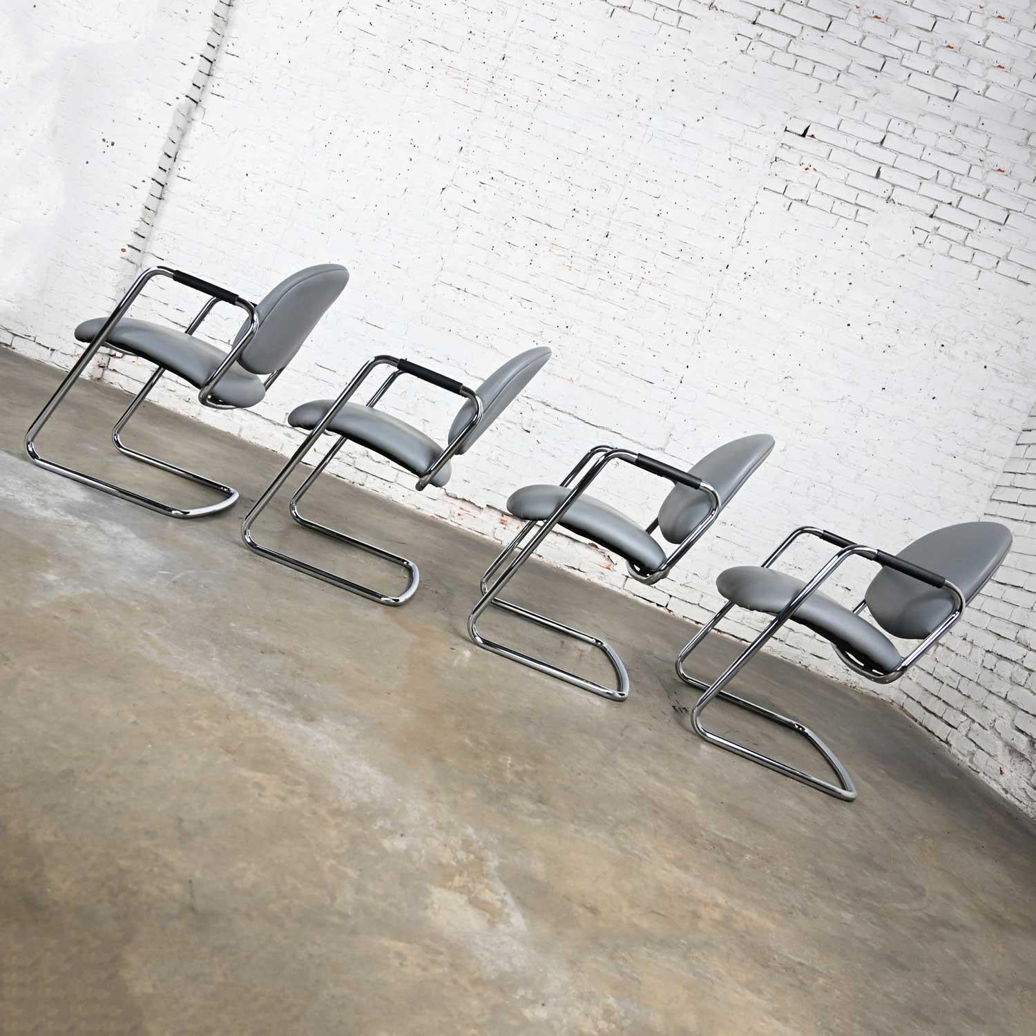 Ensemble de 4 chaises modernes Steelcase chromées à base en porte-à-faux et en faux cuir gris en vente 7