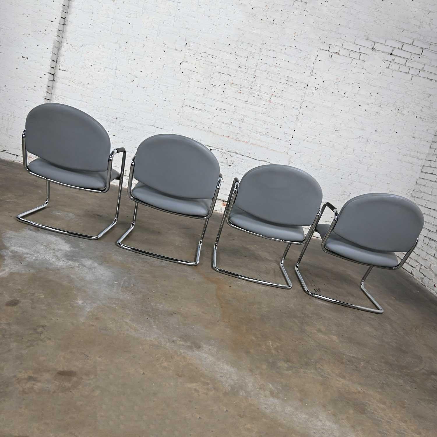 Ensemble de 4 chaises modernes Steelcase chromées à base en porte-à-faux et en faux cuir gris en vente 2