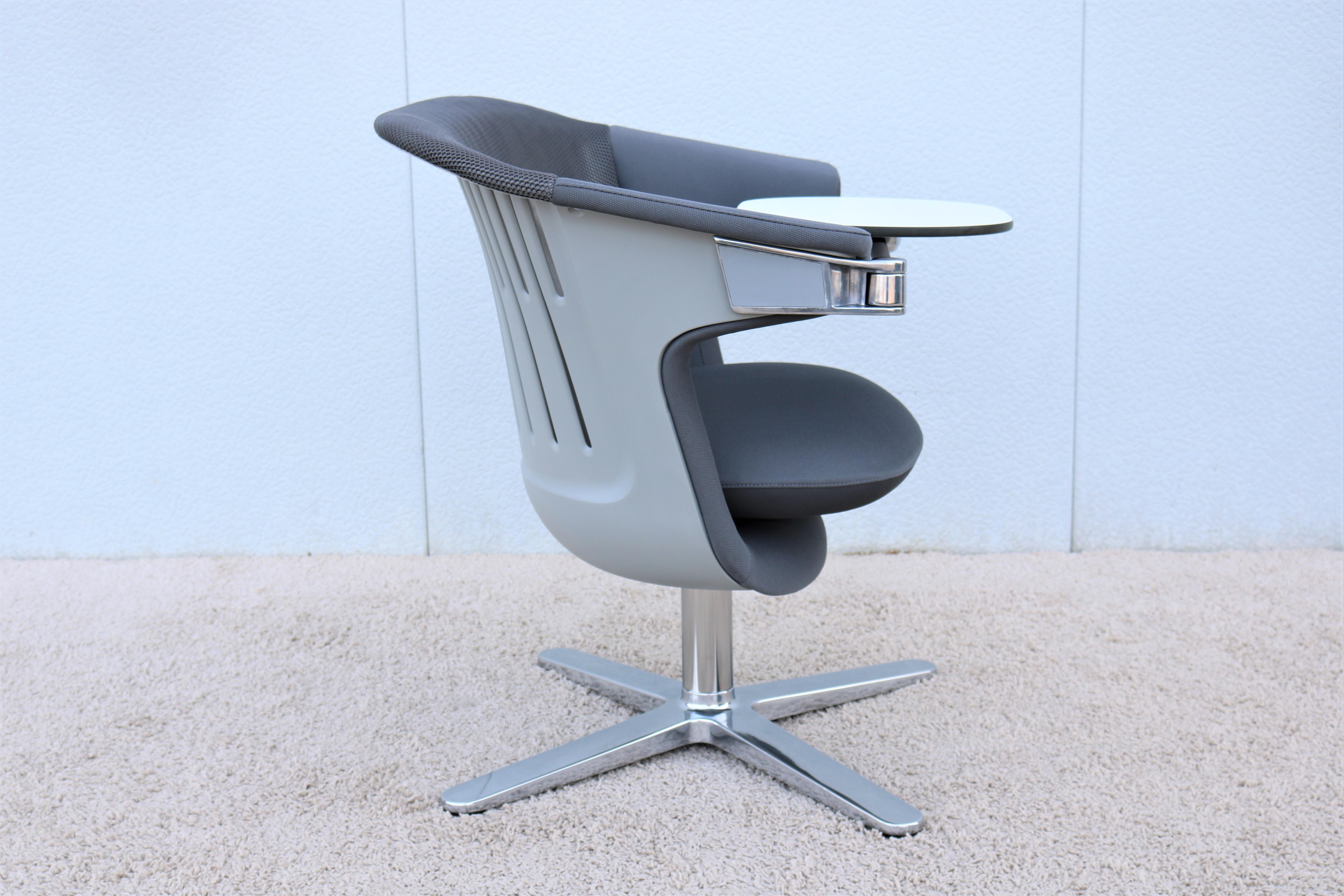 Modern Steelcase i2i Collaborative Ergonomic Dual Swivel Graphite Lounge Chair In Excellent Condition For Sale In Secaucus, NJ