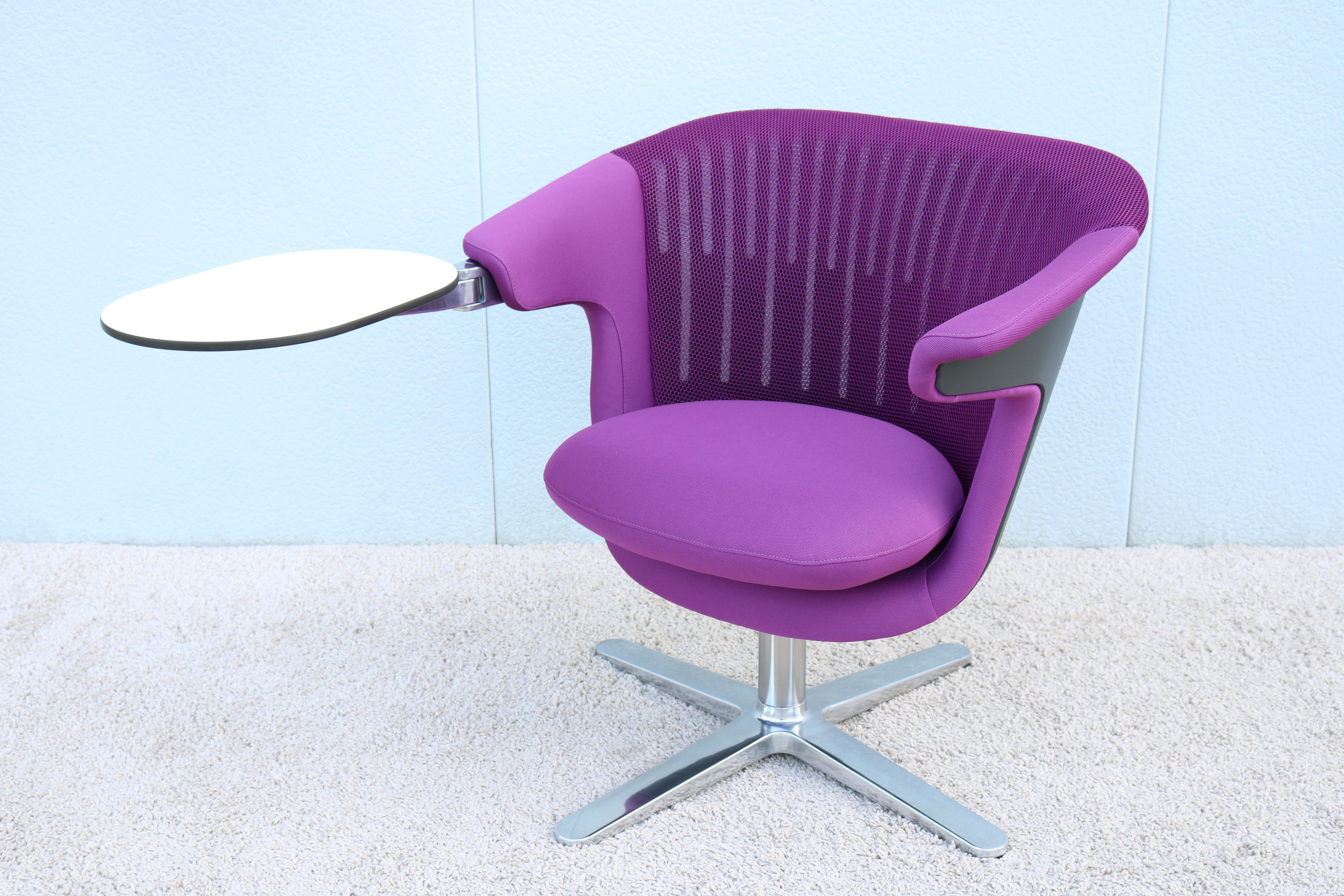 La chaise de salon moderne i2i est très confortable et bien conçue. Elle est dotée d'un double mécanisme de pivotement indépendant, qui permet de faire pivoter le dossier ou l'assise seulement pour changer rapidement de posture. La coque flexible du