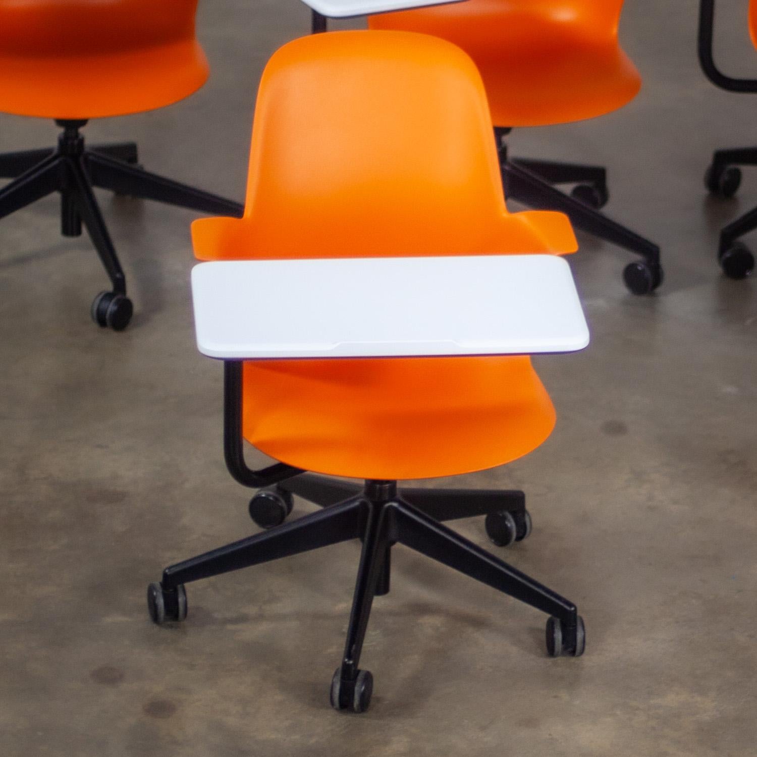 Preciosa Silla de Trabajo Steelcase Orange Node, moderna de principios del siglo XXI, con superficie de trabajo blanca, eje metálico negro y base negra de 5 patas con ruedas, 6 disponibles, se venden por separado. Bonito estado, teniendo en cuenta
