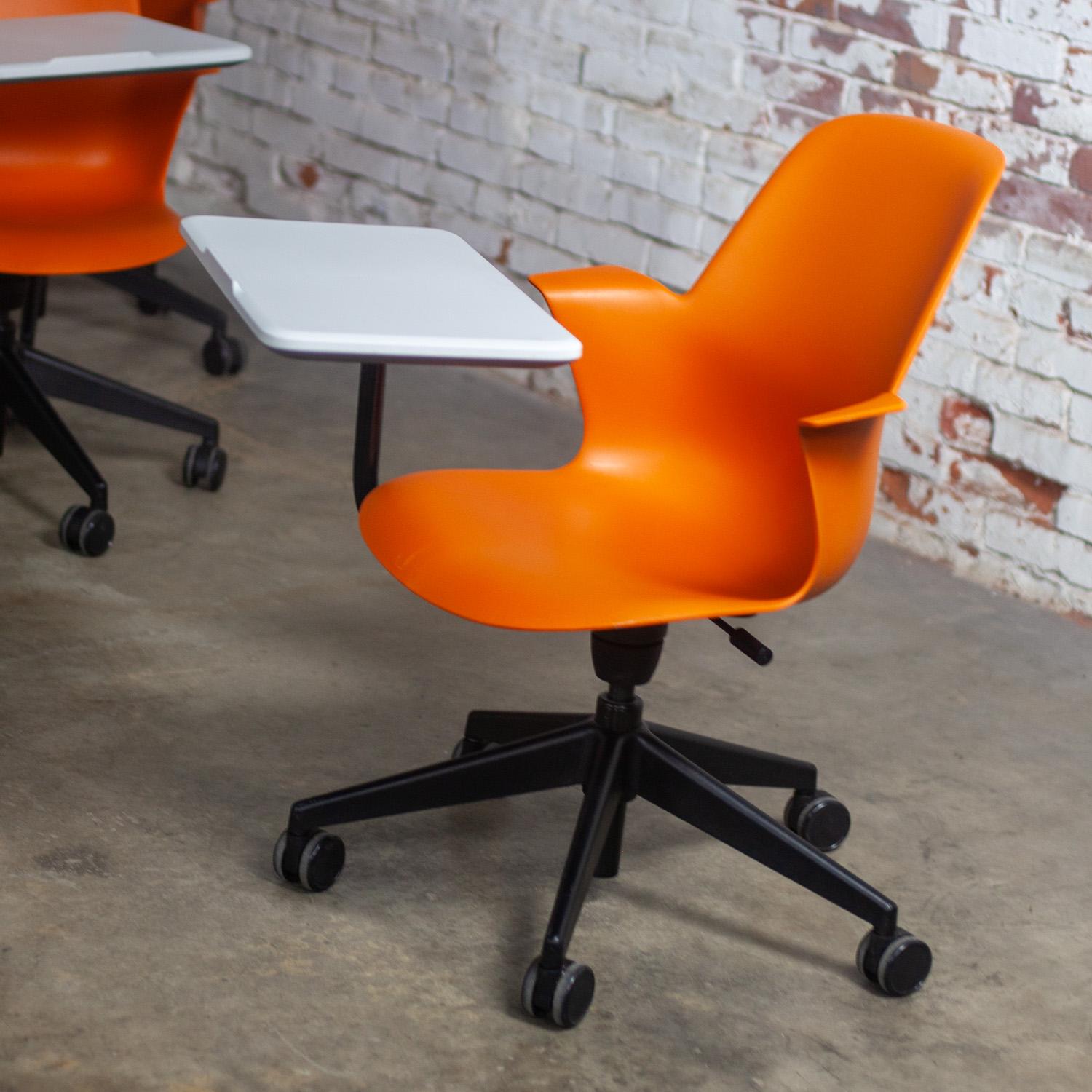 Silla de trabajo moderna Steelcase Orange Node con superficie de trabajo y base de 5 patas Moderno en venta