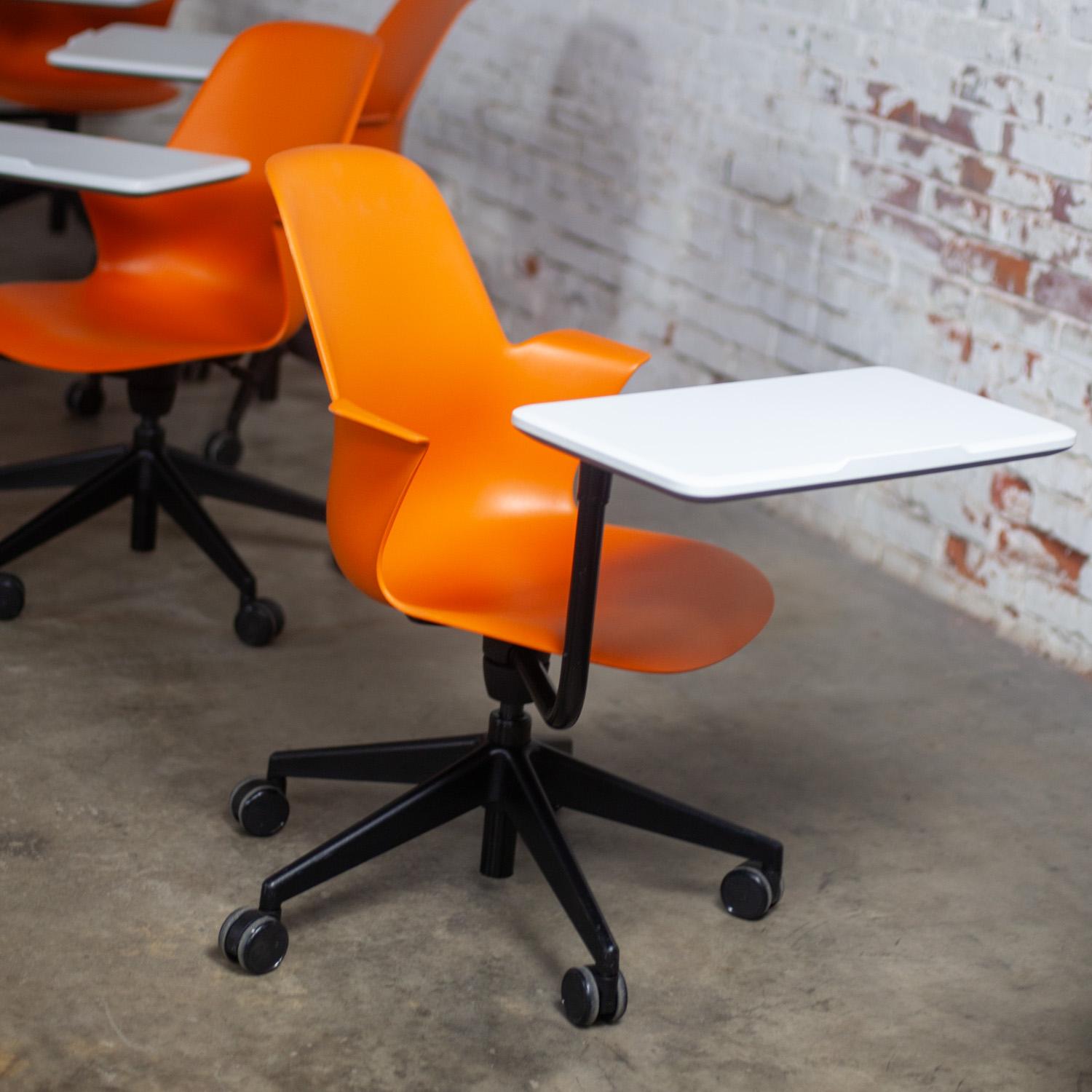 Silla de trabajo moderna Steelcase Orange Node con superficie de trabajo y base de 5 patas Estadounidense en venta