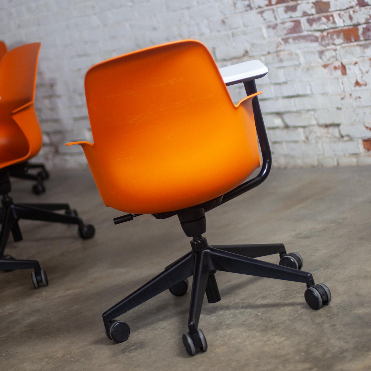 Silla de trabajo moderna Steelcase Orange Node con superficie de trabajo y base de 5 patas Moldeado en venta