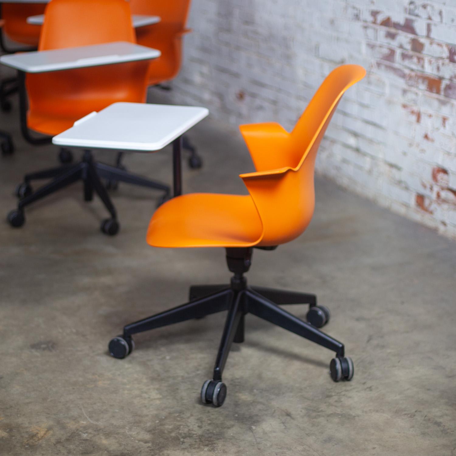 Silla de trabajo moderna Steelcase Orange Node con superficie de trabajo y base de 5 patas en Bueno estado para la venta en Topeka, KS