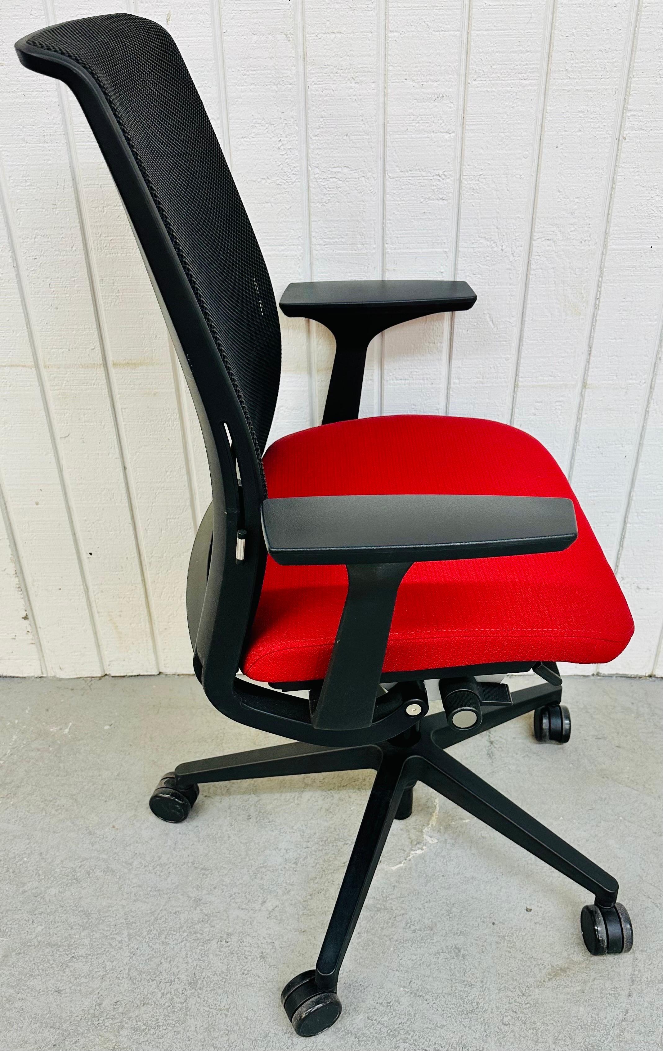 Modern Steelcase Swivel Office Chair In Good Condition In Clarksboro, NJ