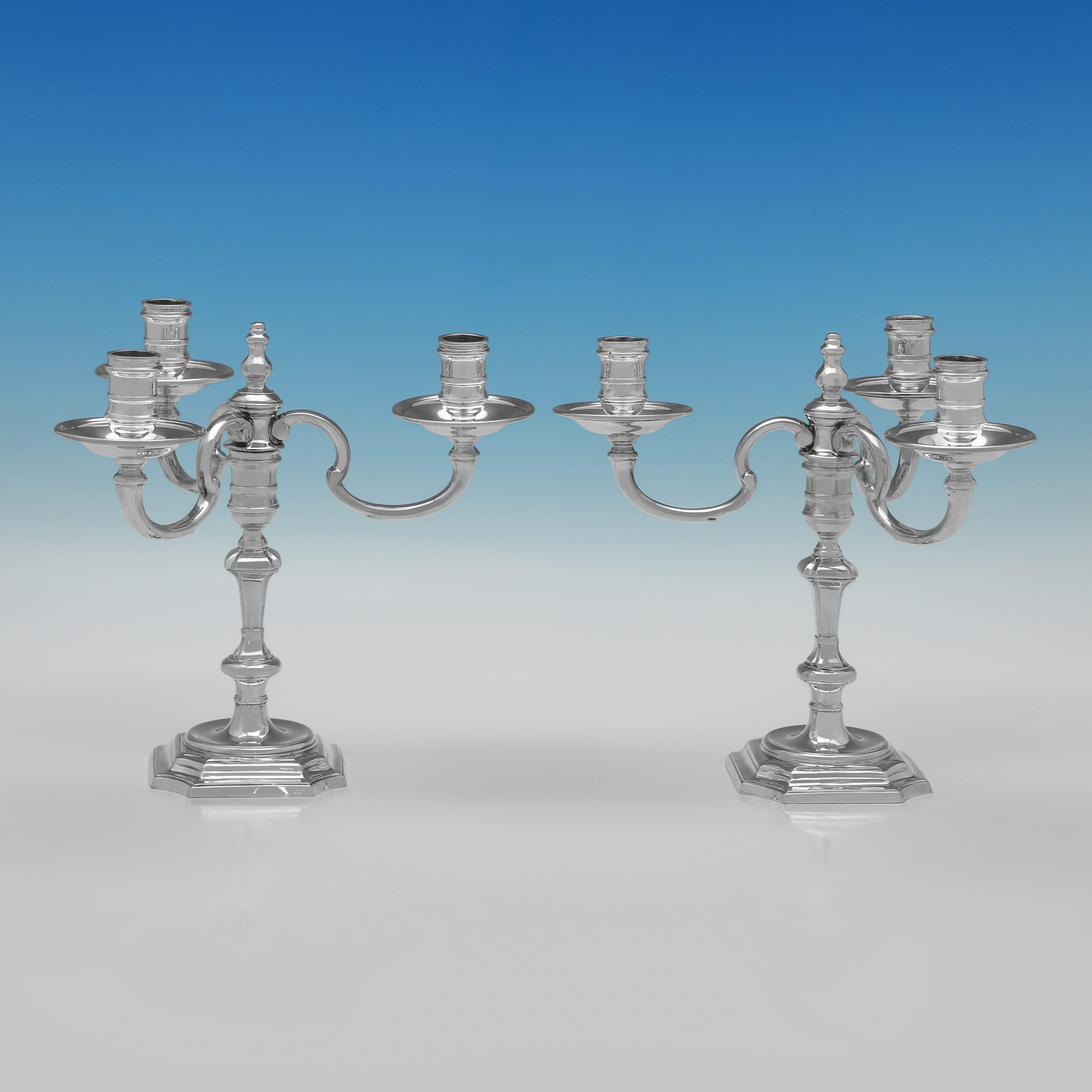 Marchiati a Birmingham nel 1973 da J. B. Chatterley & Sons Ltd., questa moderna coppia di candelabri a tre luci in argento sterling è caratterizzata da rami sagomati a spirale, steli a balaustro e basi con angoli tagliati. Misurano 21,5 cm di