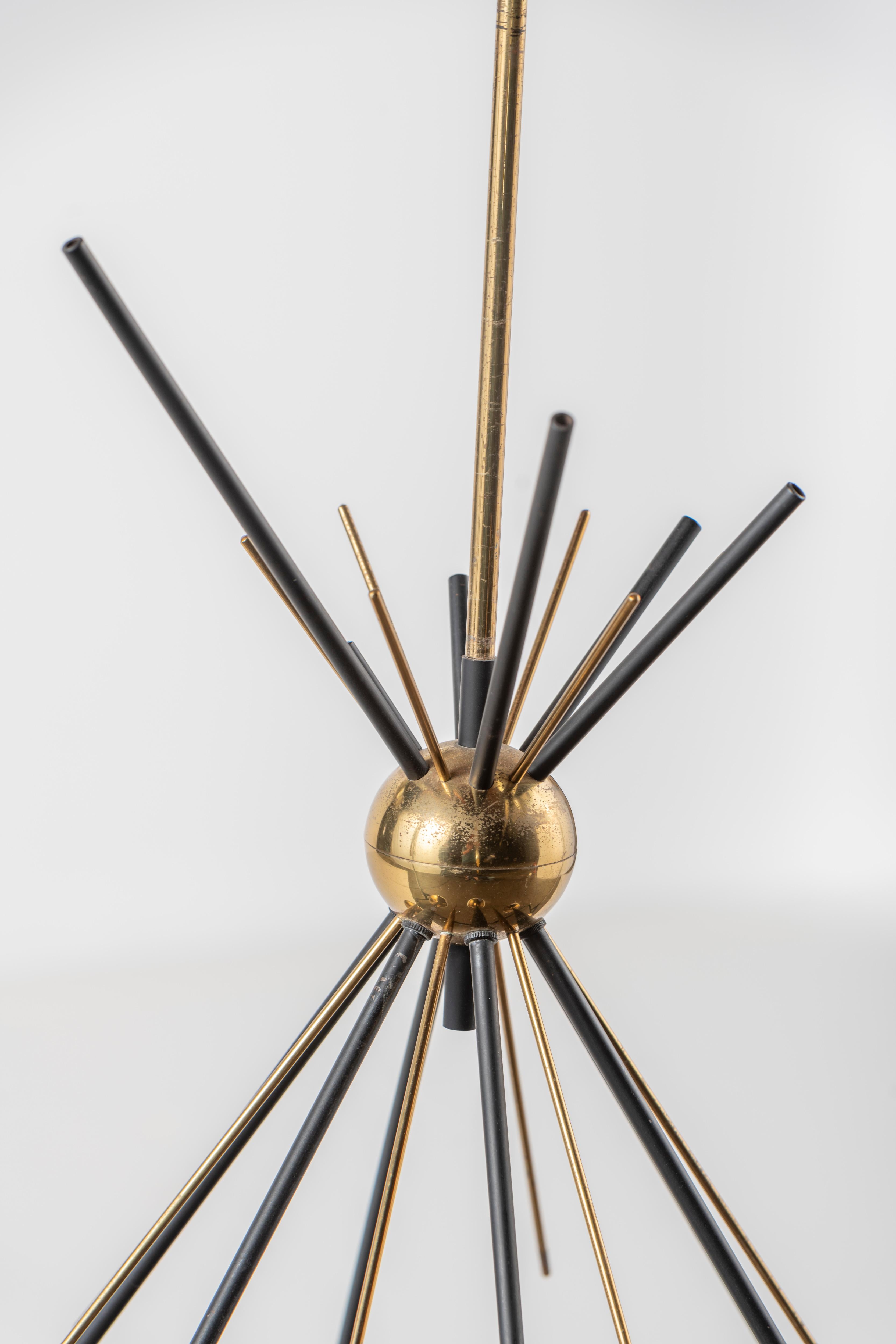 Lampadario di stile Mid-Century Modern in ottone e vetro opalino satinato del rinomato designer italiano Stilnovo.
