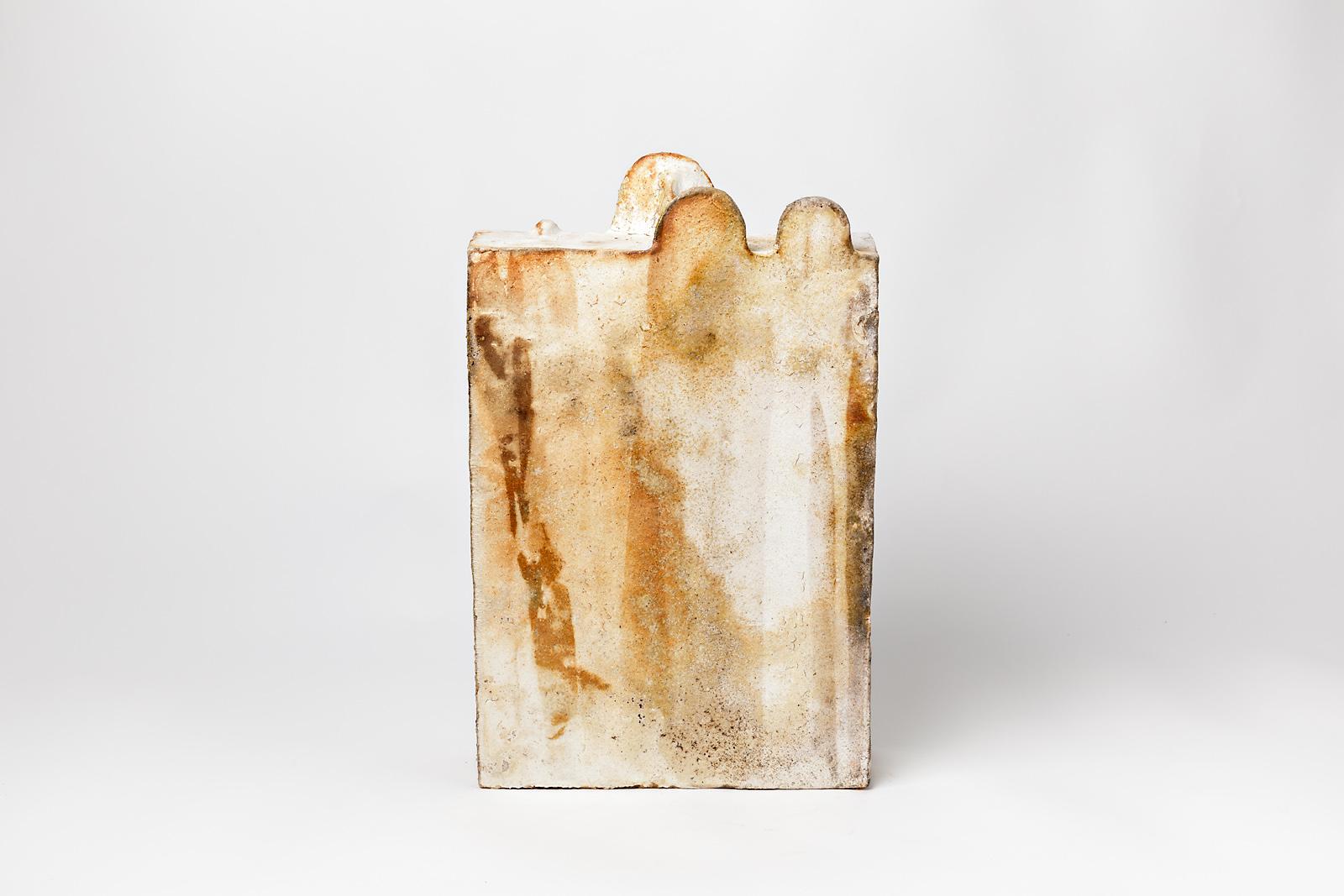 Von Regnier, in La Borne

Moderne Keramikskulptur aus Steinzeug aus dem Jahr 2018.

Braunes und weißes Steingut, Holzbrand, Keramikfarben.

Eine architektonische Form, die in La Borne, der berühmten französischen Keramikstadt, realisiert