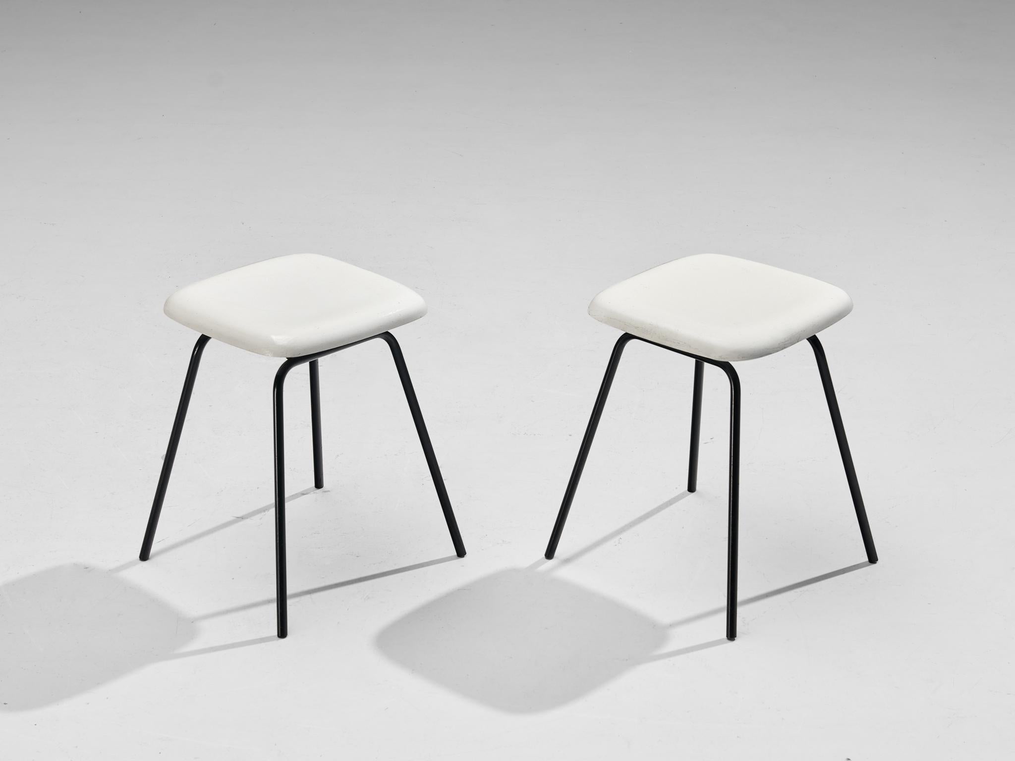 Hocker oder Fußschemel, Fiberglas, beschichteter Stahl, Europa, 1960er Jahre

Dieser Hocker verkörpert eine minimalistische Ästhetik, die sich durch sein geradliniges Design mit stromlinienförmigen Konturen und geometrischen Grundformen auszeichnet.