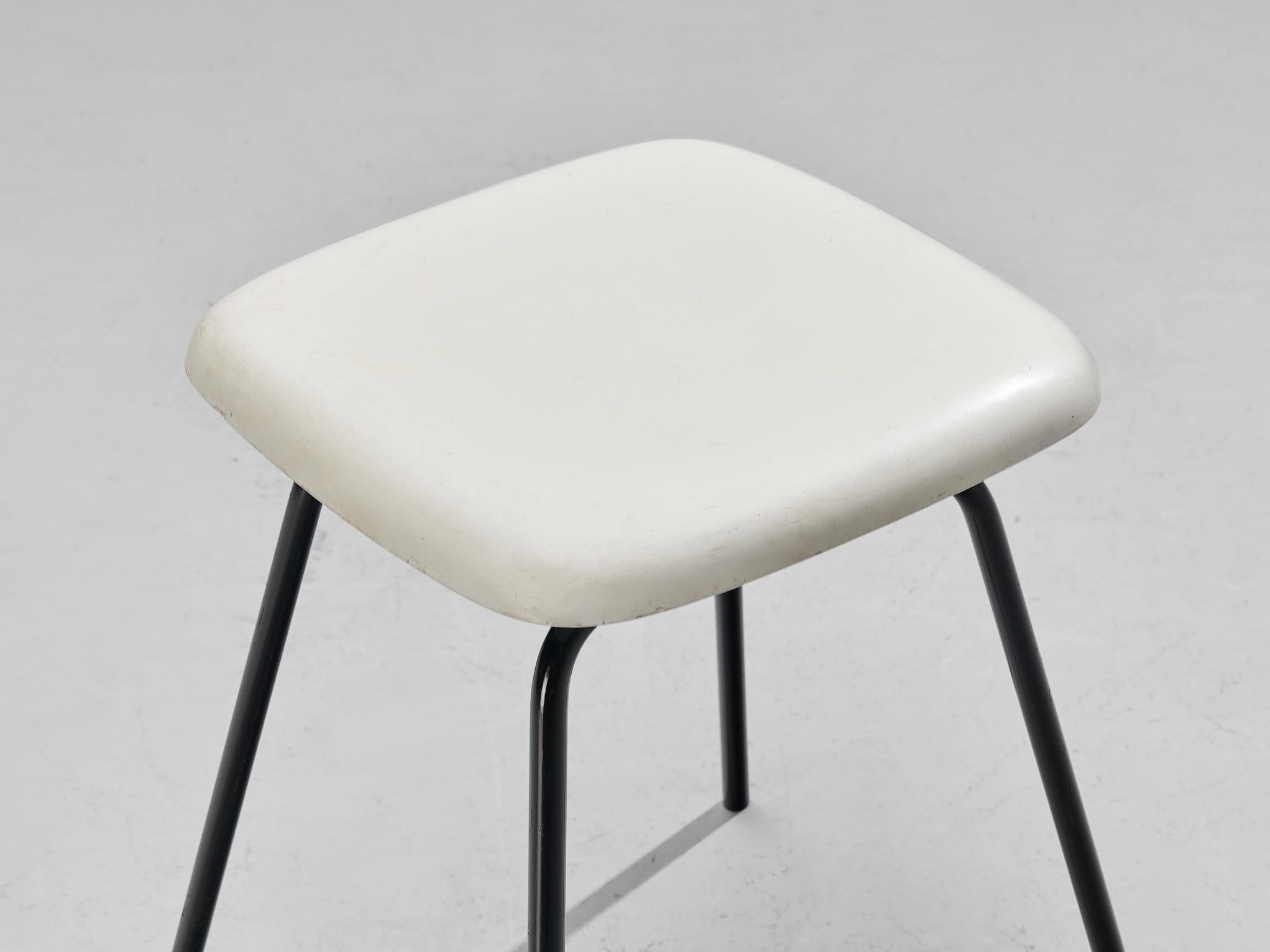 Moderne Hocker aus weißem Glasfaser und schwarz beschichtetem Stahl (Mitte des 20. Jahrhunderts) im Angebot