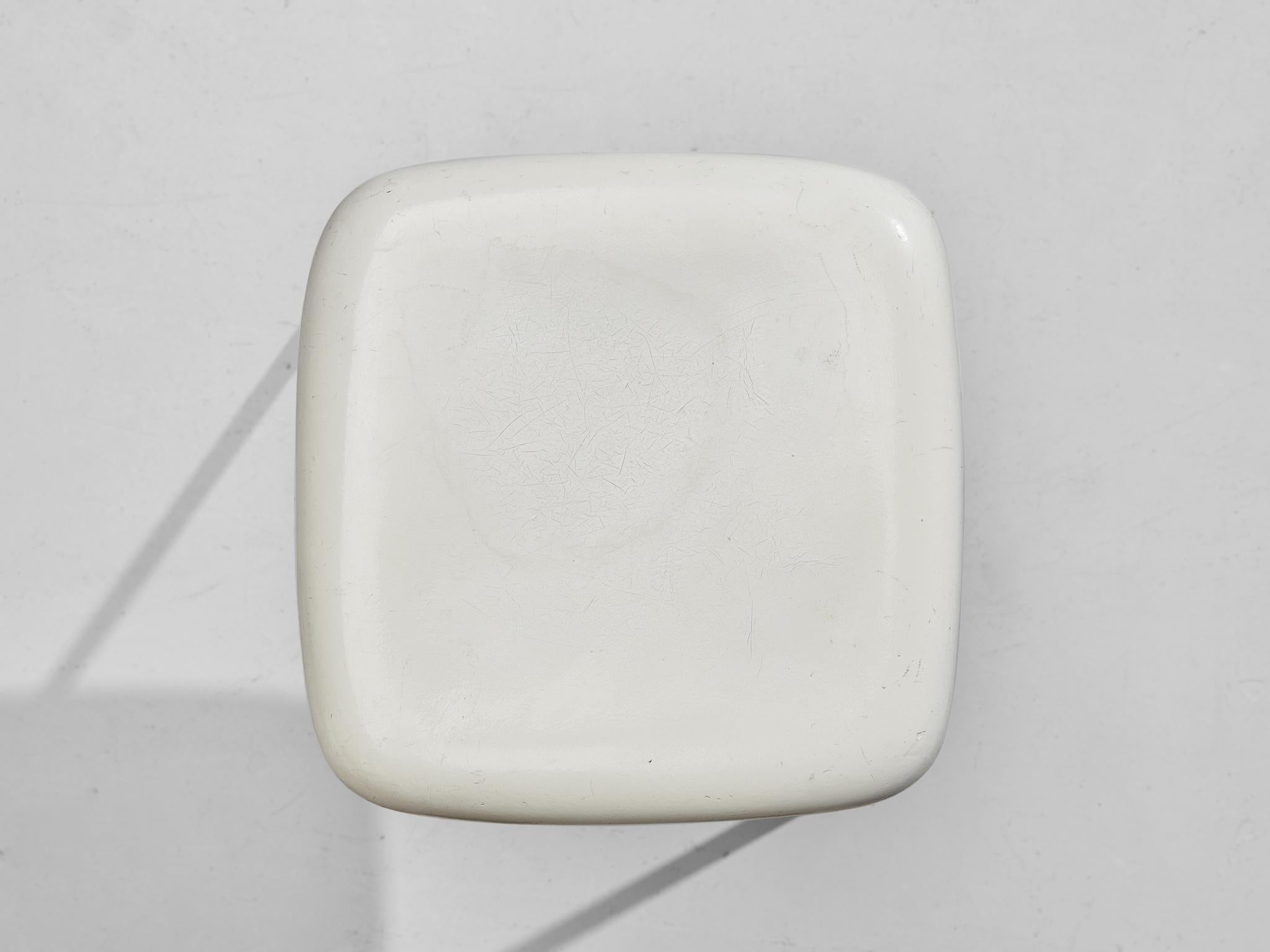 Moderne Hocker aus weißem Glasfaser und schwarz beschichtetem Stahl im Angebot 1
