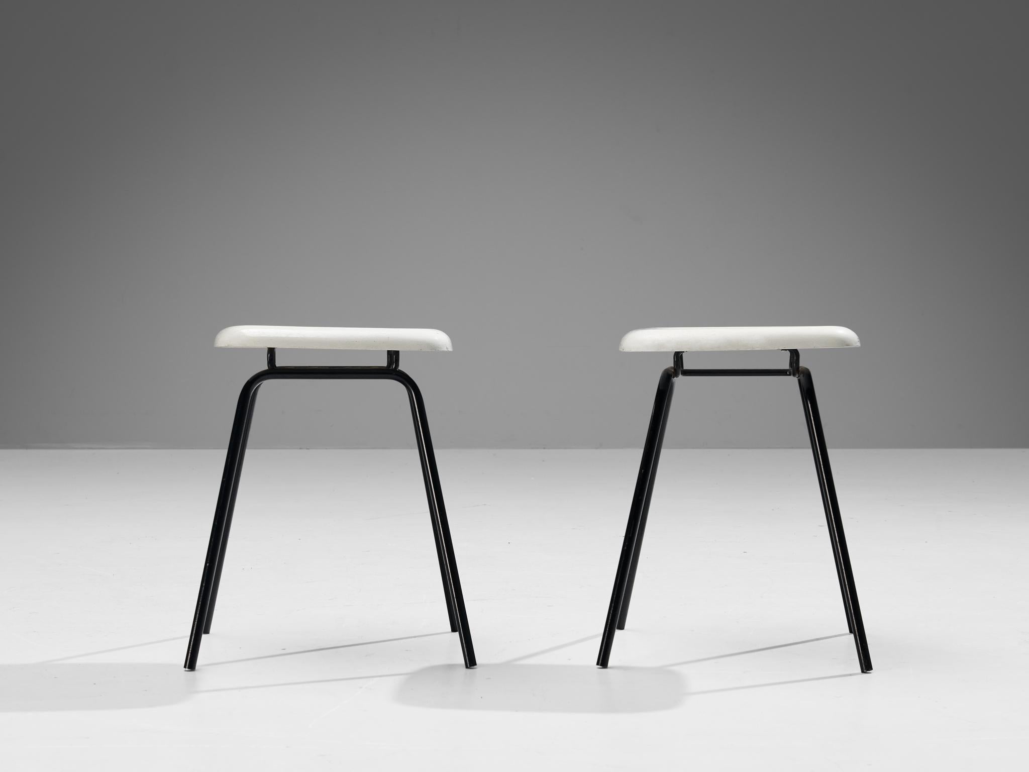 Moderne Hocker aus weißem Glasfaser und schwarz beschichtetem Stahl im Angebot 2