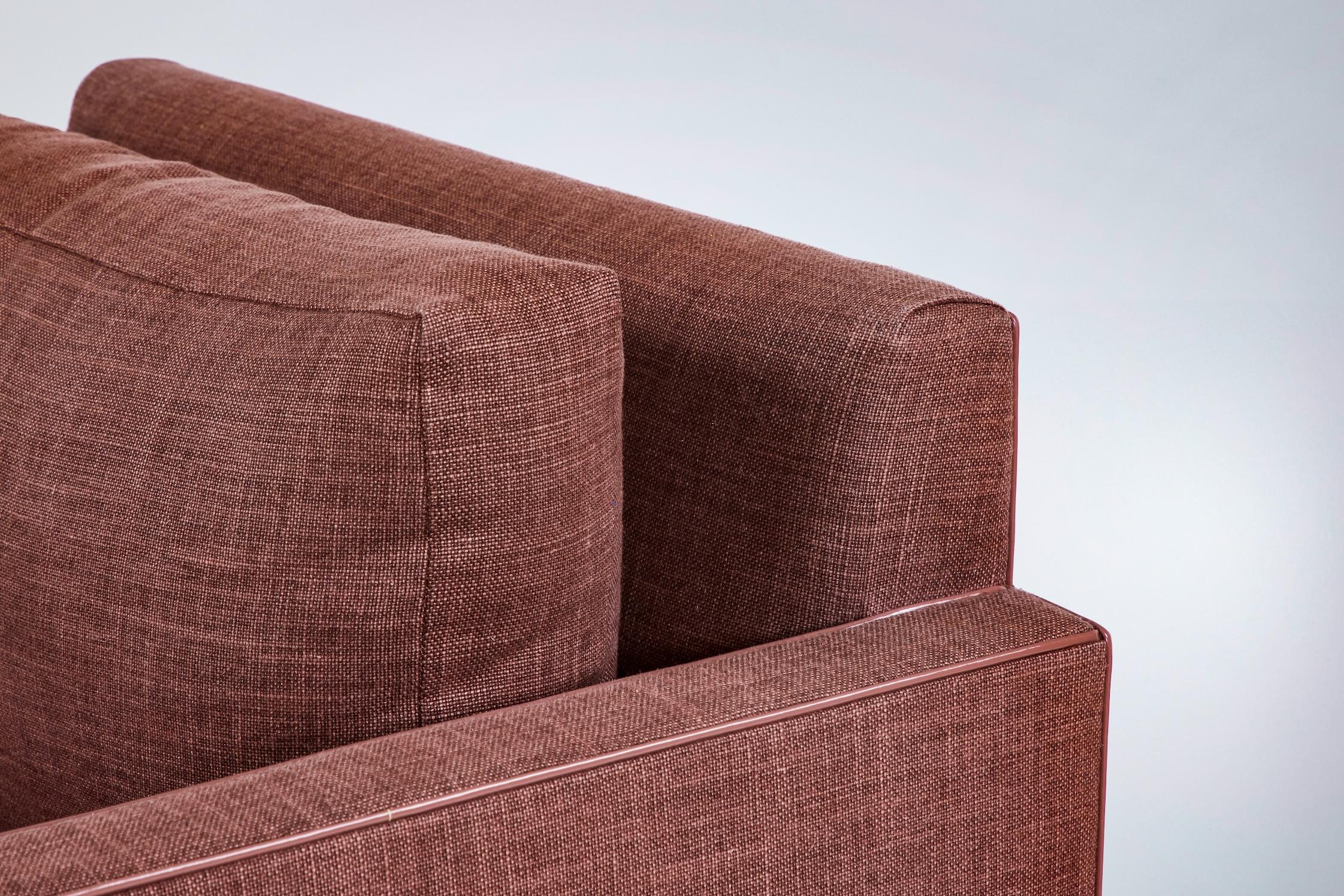 Tappezzeria Sedia da salotto moderna Streamline Martin Harrison con dettagli curvi di Martin and Brockett in vendita
