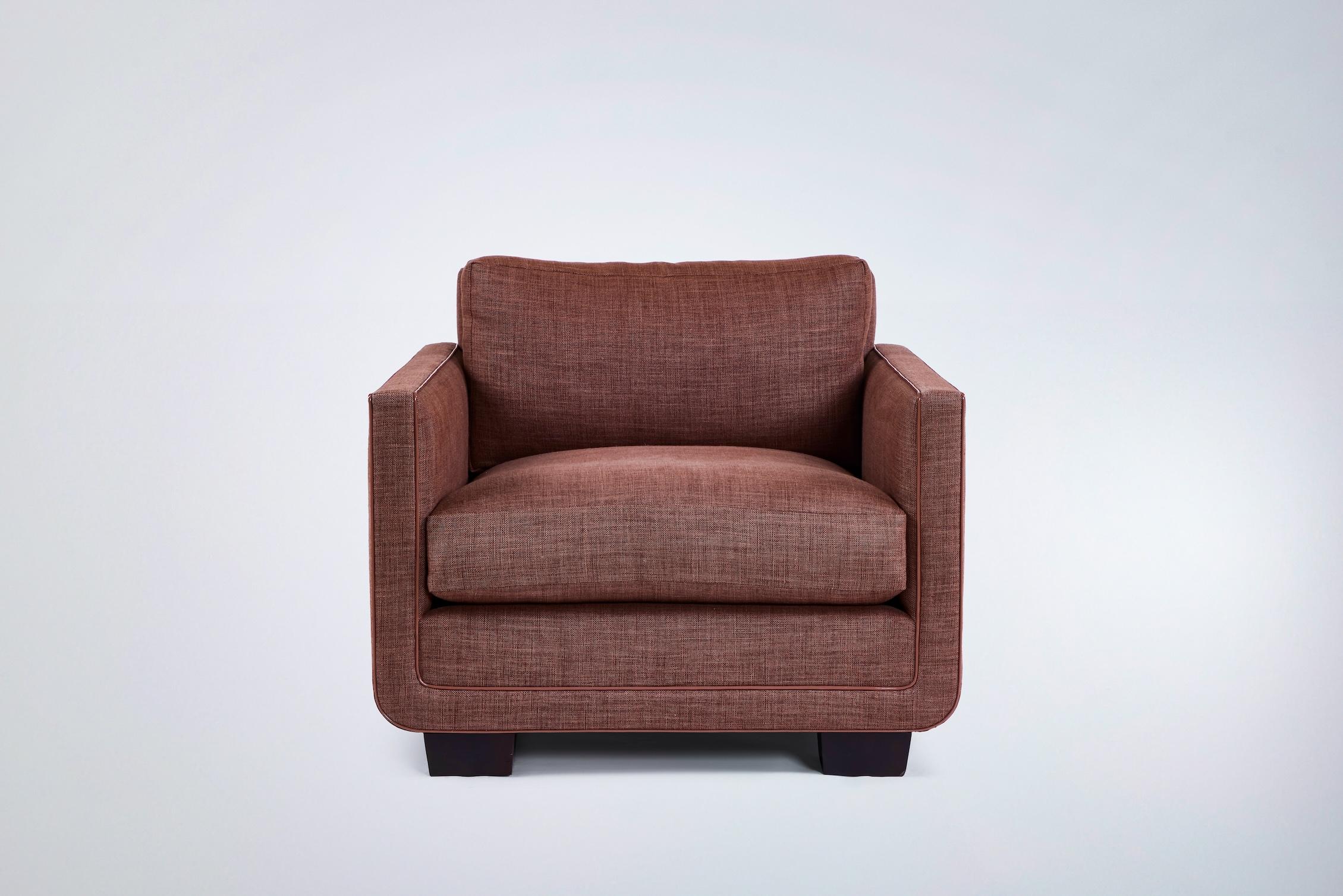 Tappezzeria Sedia da salotto moderna Streamline Martin Harrison con dettagli curvi di Martin and Brockett in vendita