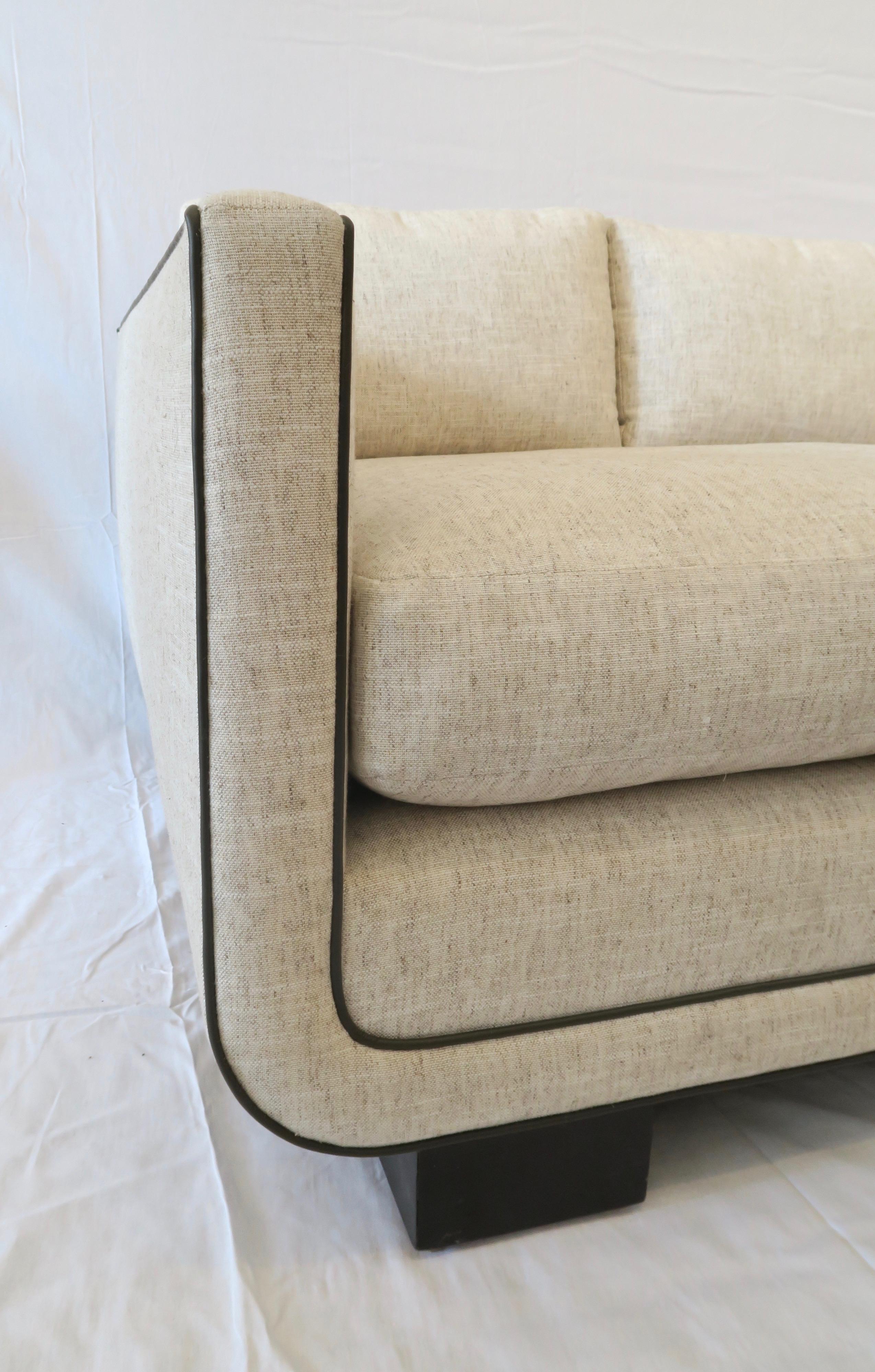 Modernes Streamline-Sofa Harrison mit geschwungenem Rahmendetail von Martin und Brockett im Zustand „Neu“ im Angebot in Los Angeles, CA