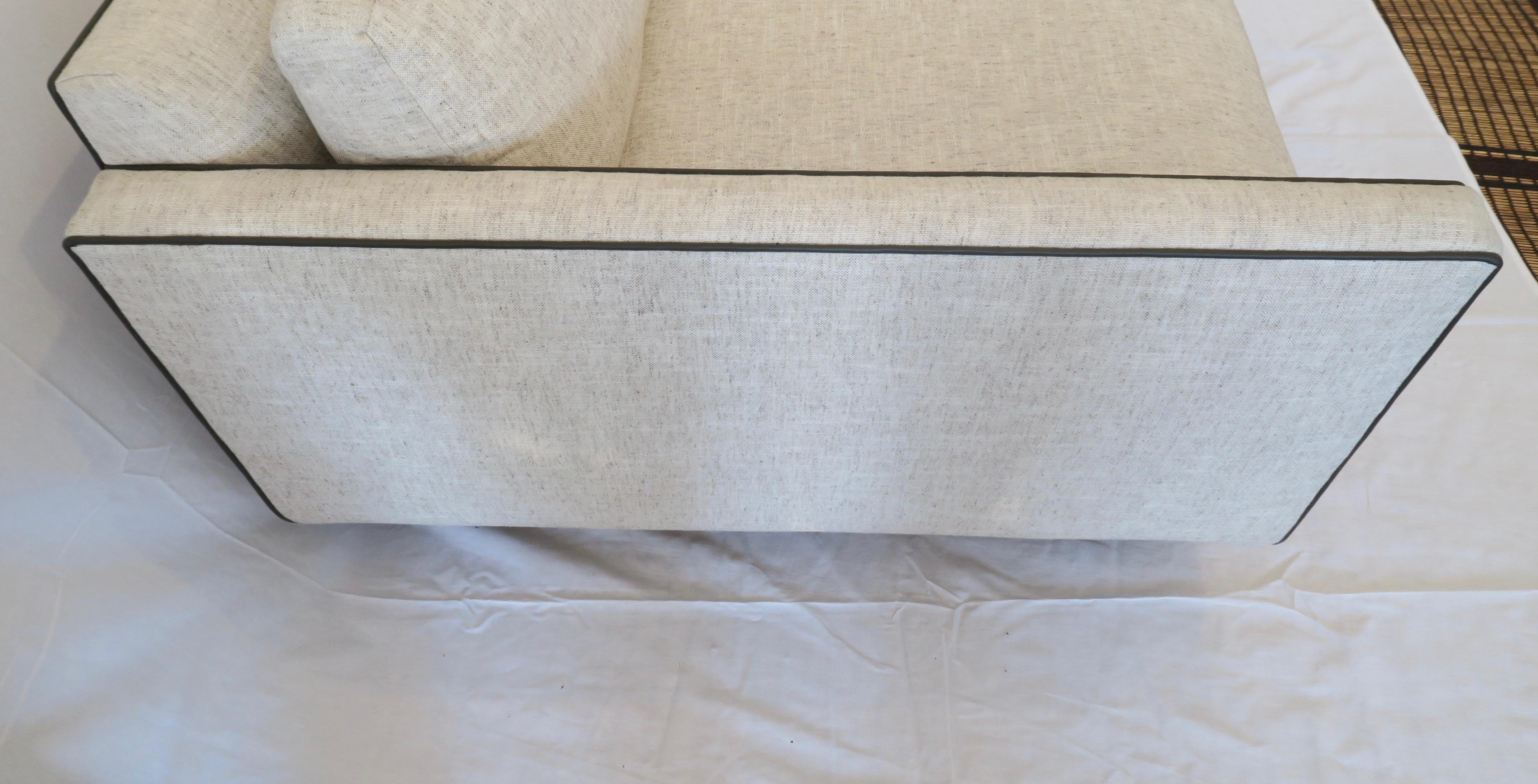 Sofá moderno Streamline Harrison con detalle de estructura curvada de Martin and Brockett Tapicería en venta