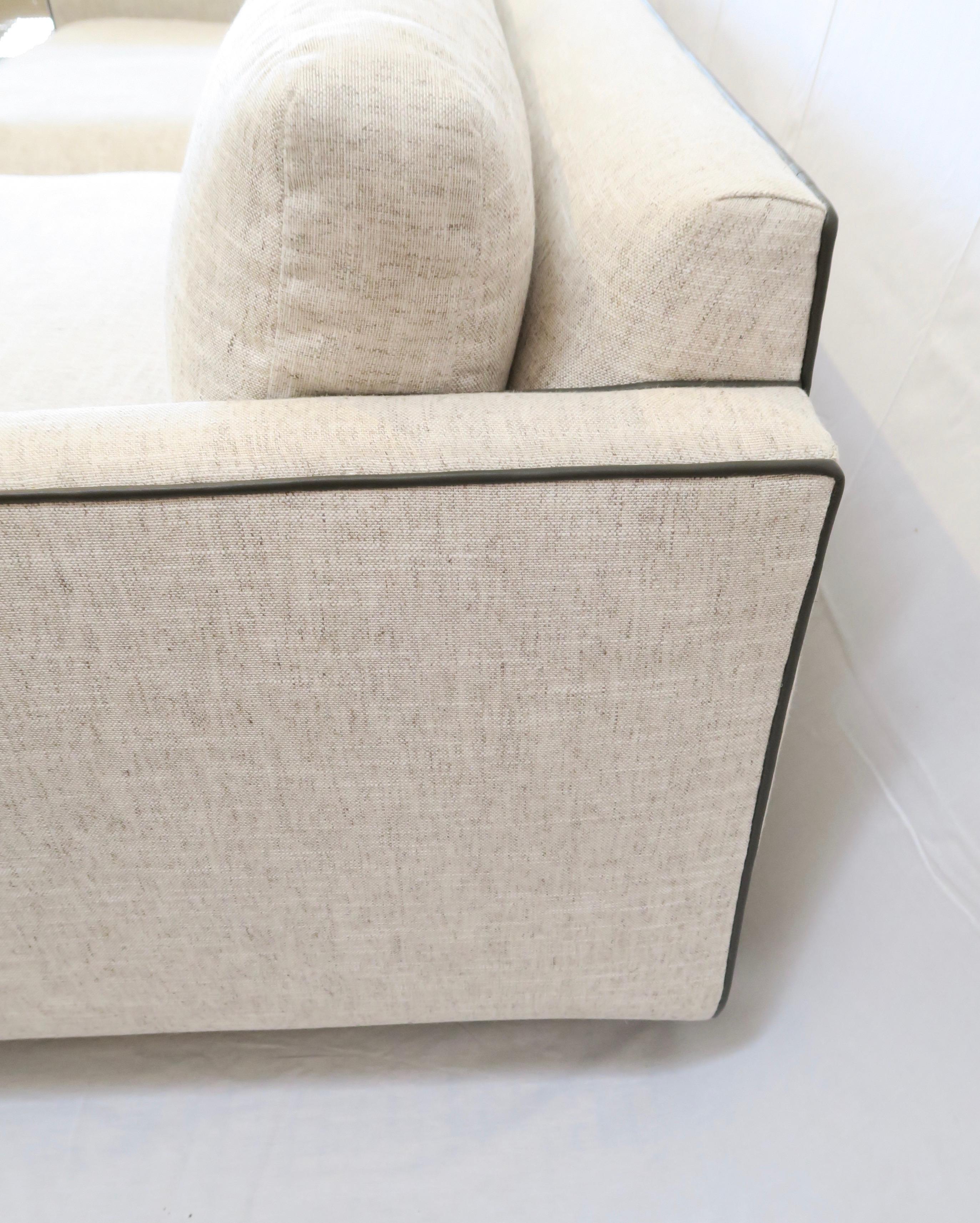 Modernes Streamline-Sofa Harrison mit geschwungenem Rahmendetail von Martin und Brockett (21. Jahrhundert und zeitgenössisch) im Angebot