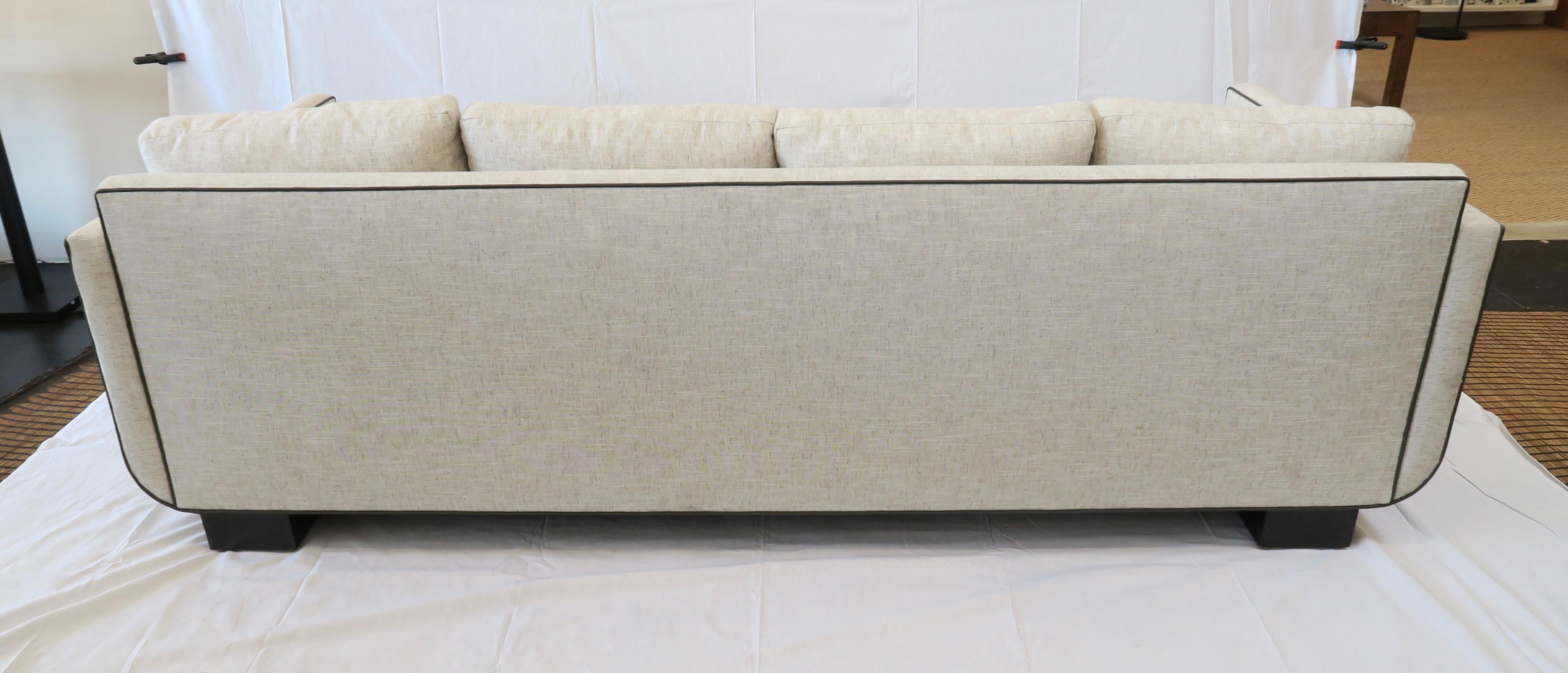 Modernes Streamline-Sofa Harrison mit geschwungenem Rahmendetail von Martin und Brockett im Angebot 1