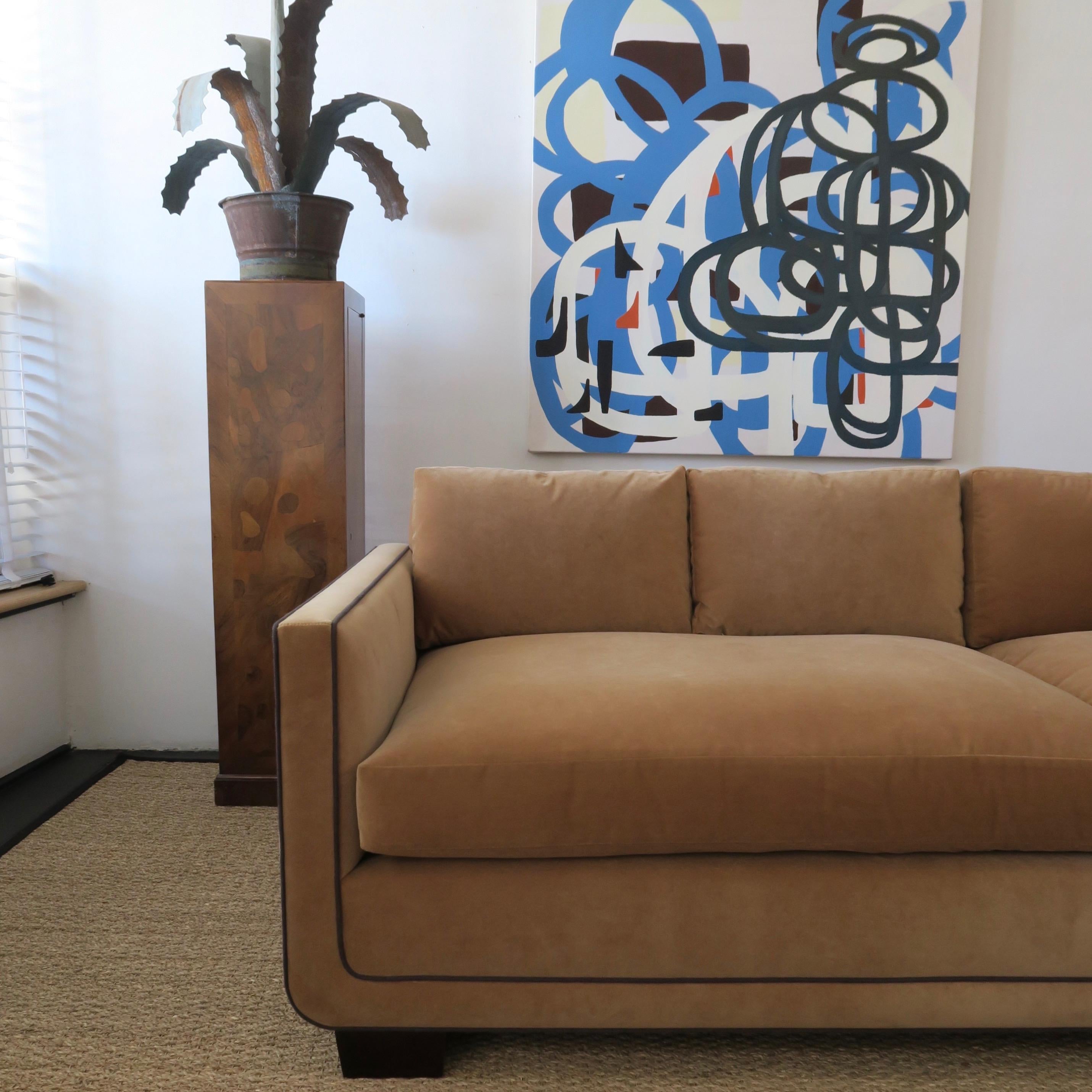 Modernes Streamline-Sofa Harrison mit geschwungenem Rahmendetail von Martin und Brockett im Angebot 4
