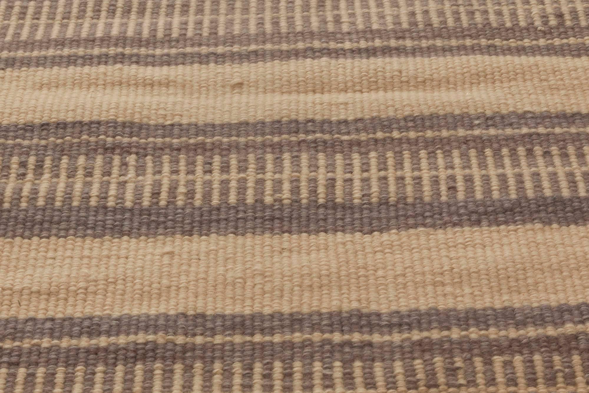 Moderne Tapis moderne en laine rayé beige et marron fait à la main par Doris Leslie Blau en vente