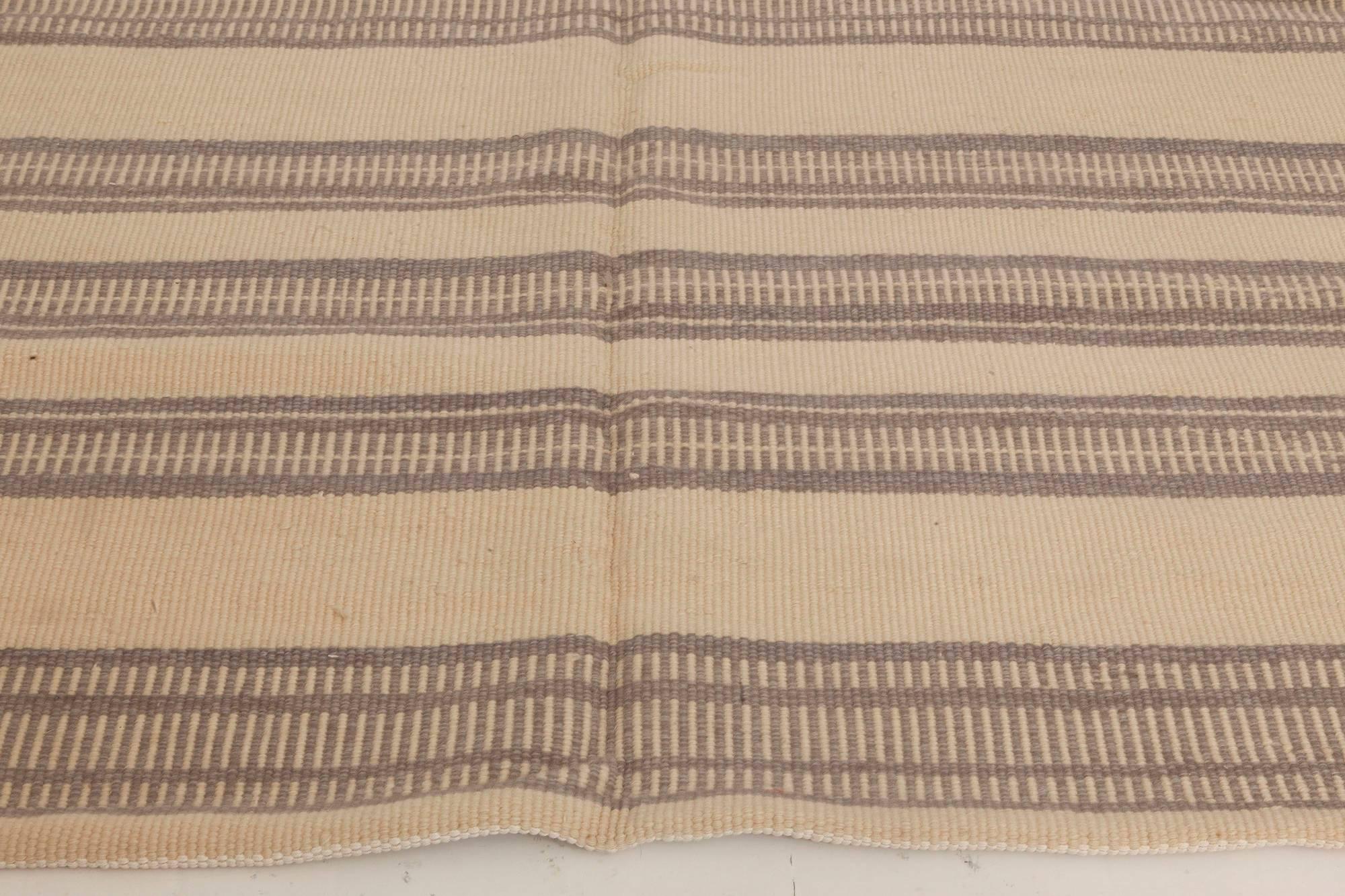 Indien Tapis moderne en laine rayé beige et marron fait à la main par Doris Leslie Blau en vente