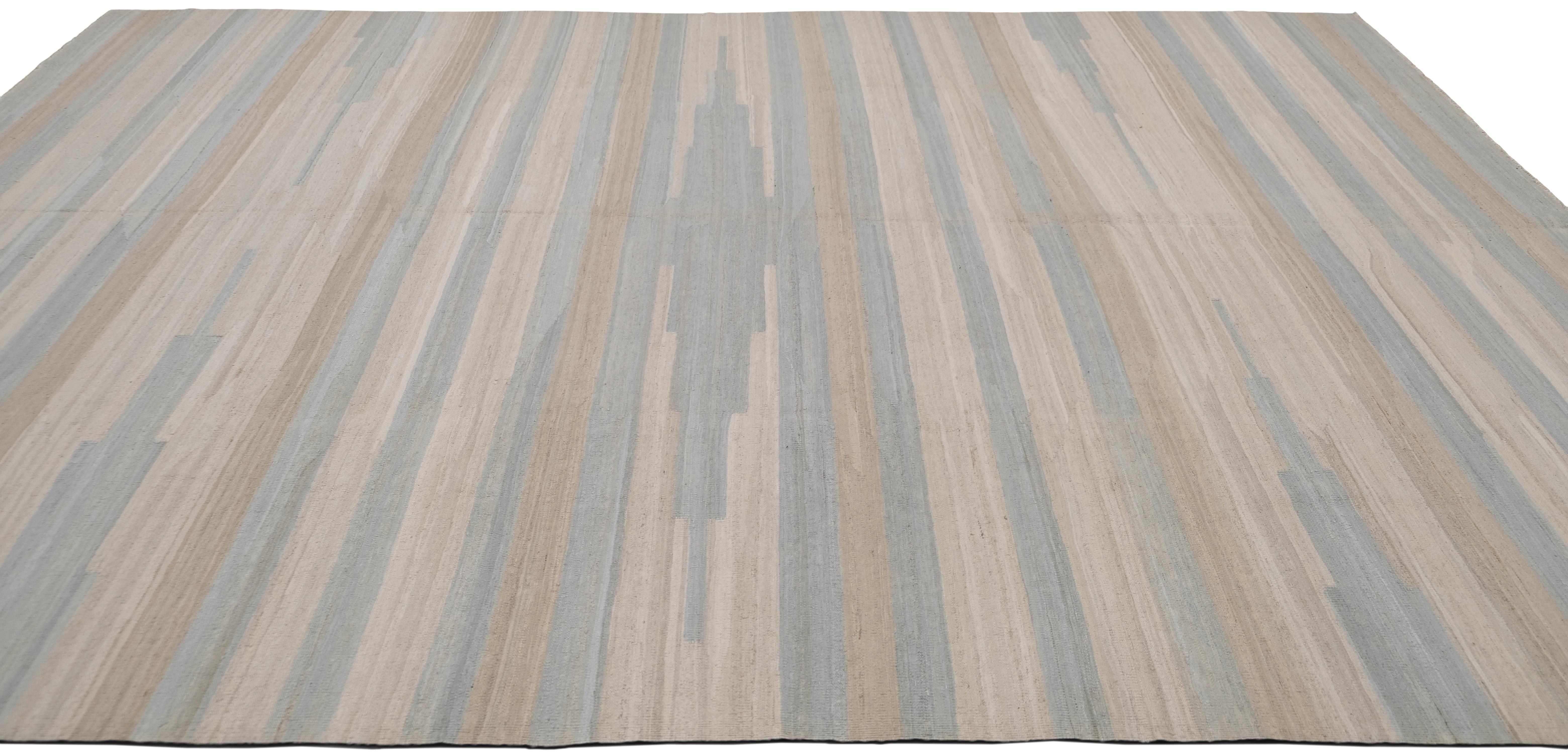 Tissé à la main Kilim moderne rayé beige et ivoire à motif dégradé 8'8''x12'1'' en vente