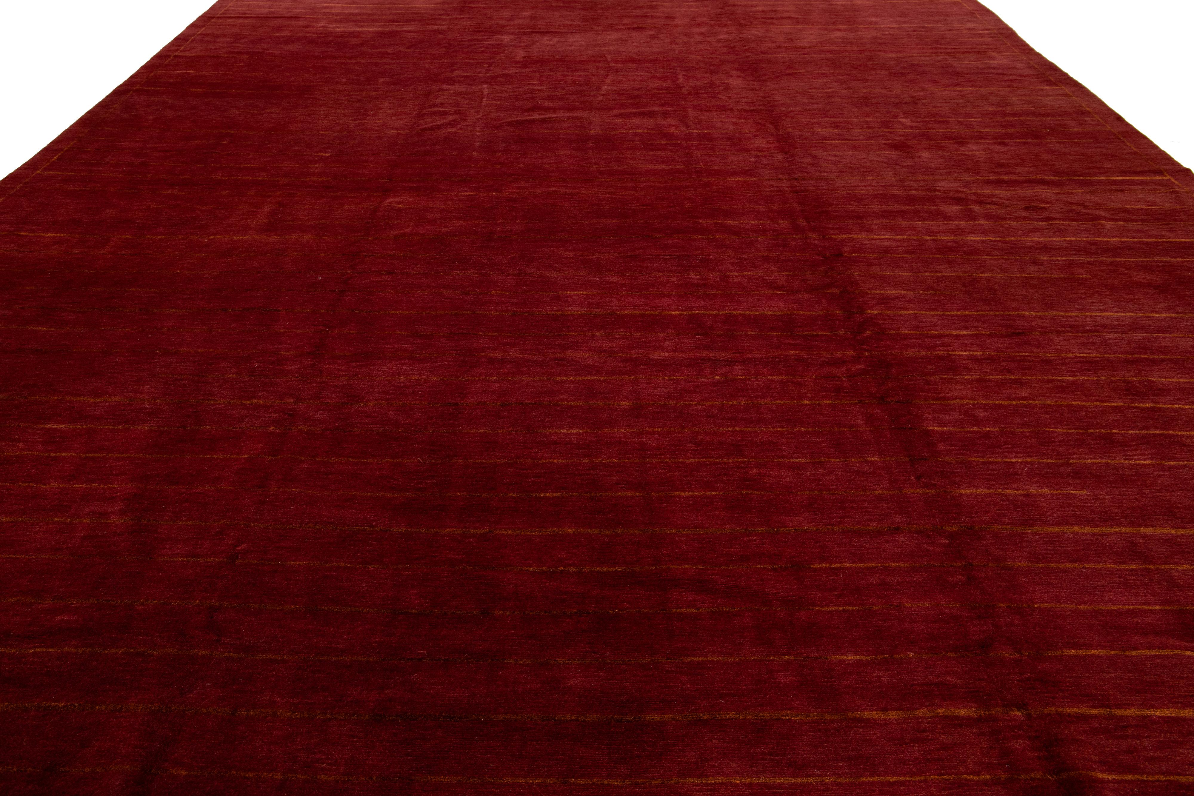 Moderno Tappeto tibetano in lana e seta dal design moderno a strisce in color borgogna in vendita