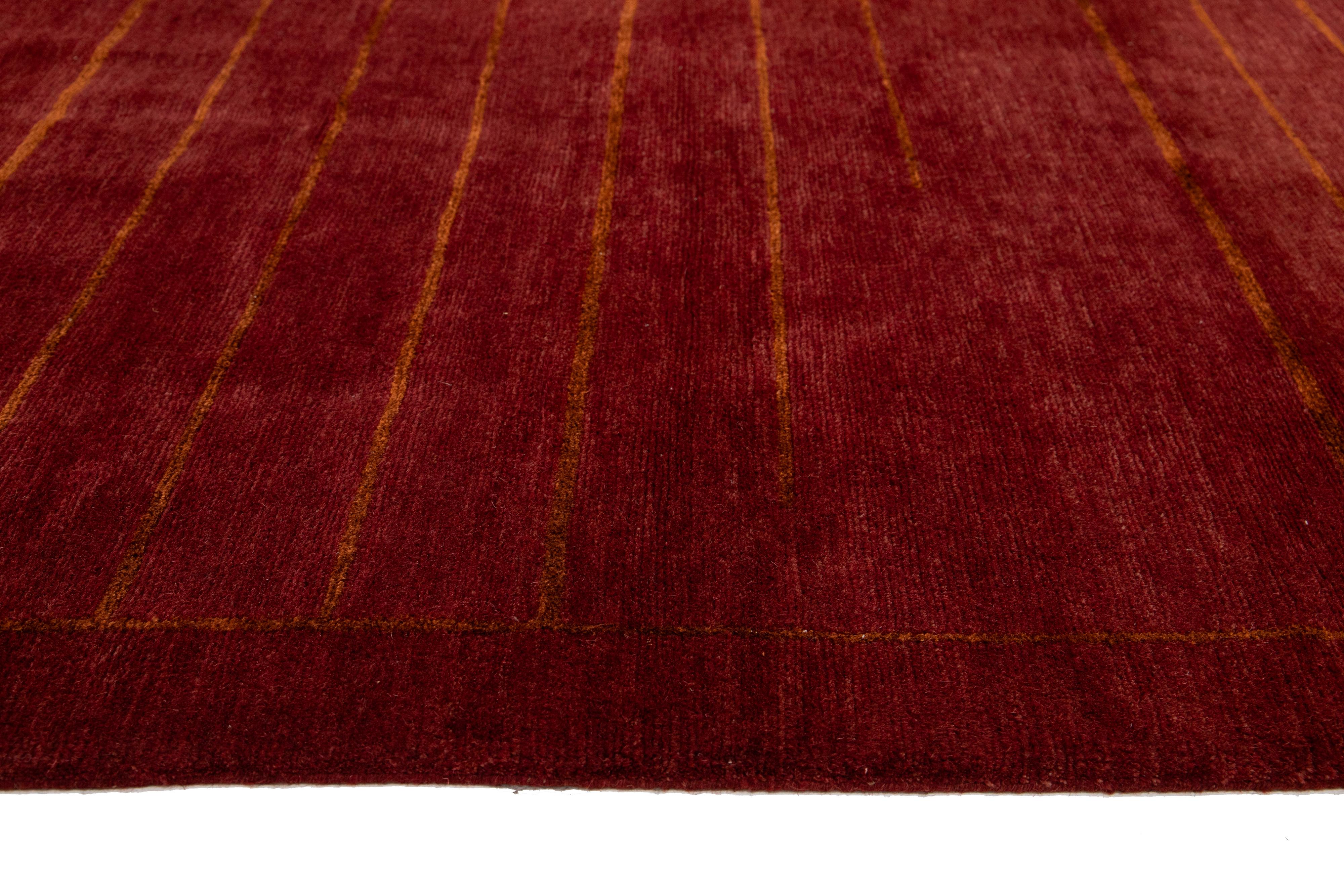 Annodato a mano Tappeto tibetano in lana e seta dal design moderno a strisce in color borgogna in vendita