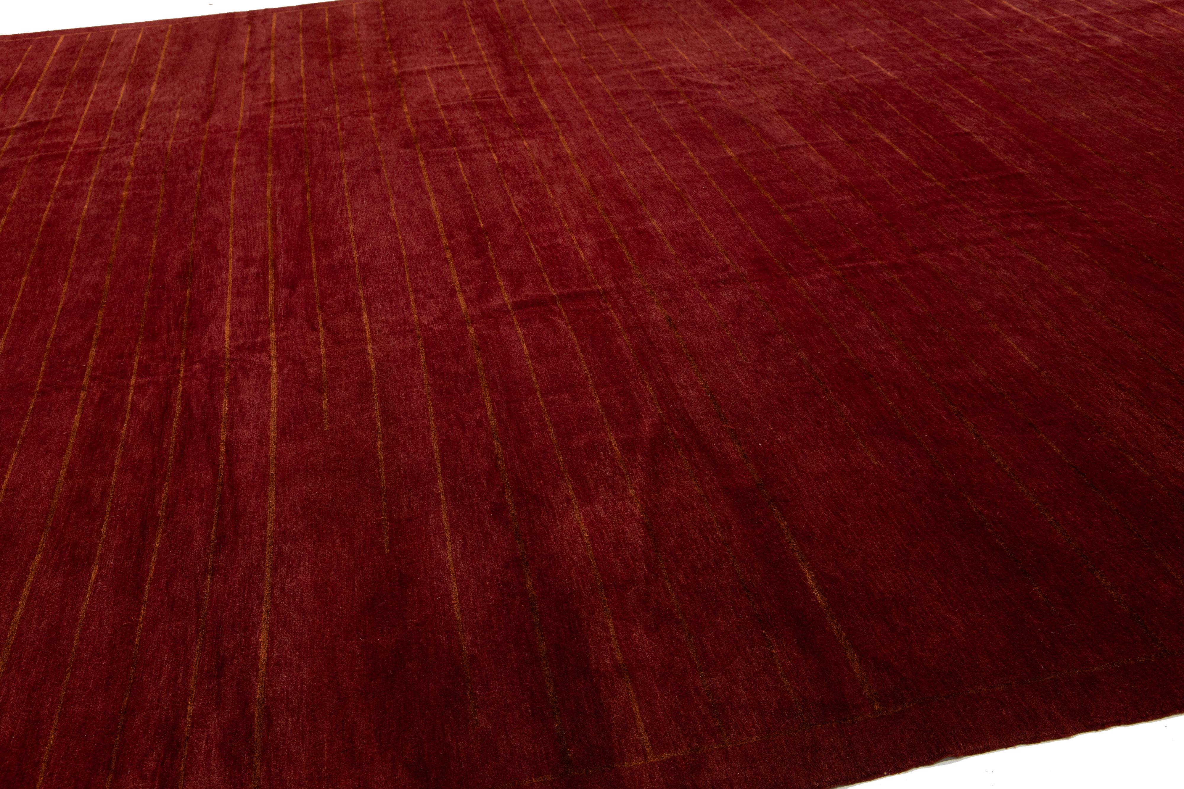 XXI secolo e contemporaneo Tappeto tibetano in lana e seta dal design moderno a strisce in color borgogna in vendita