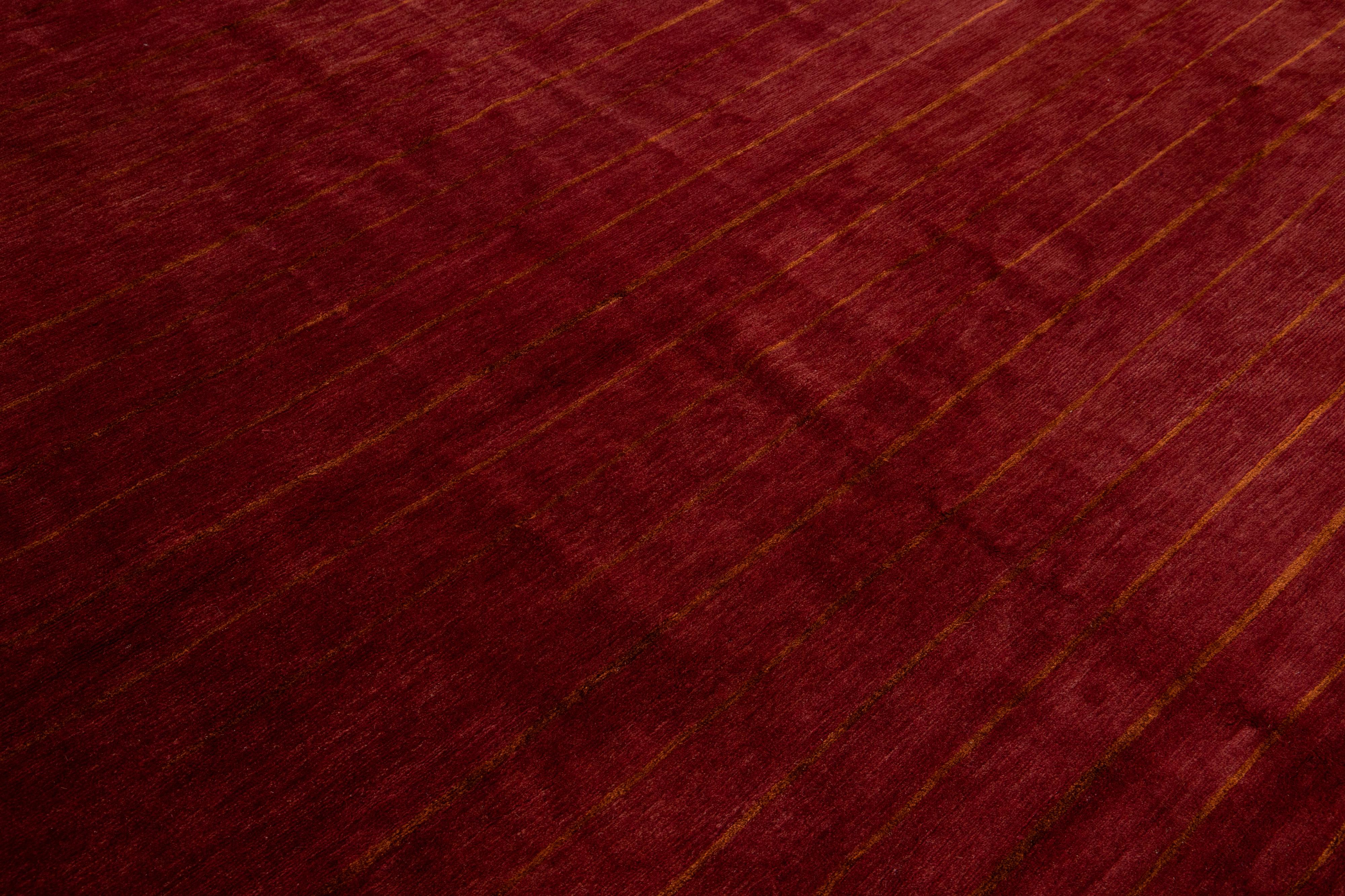 Tappeto tibetano in lana e seta dal design moderno a strisce in color borgogna in vendita 1