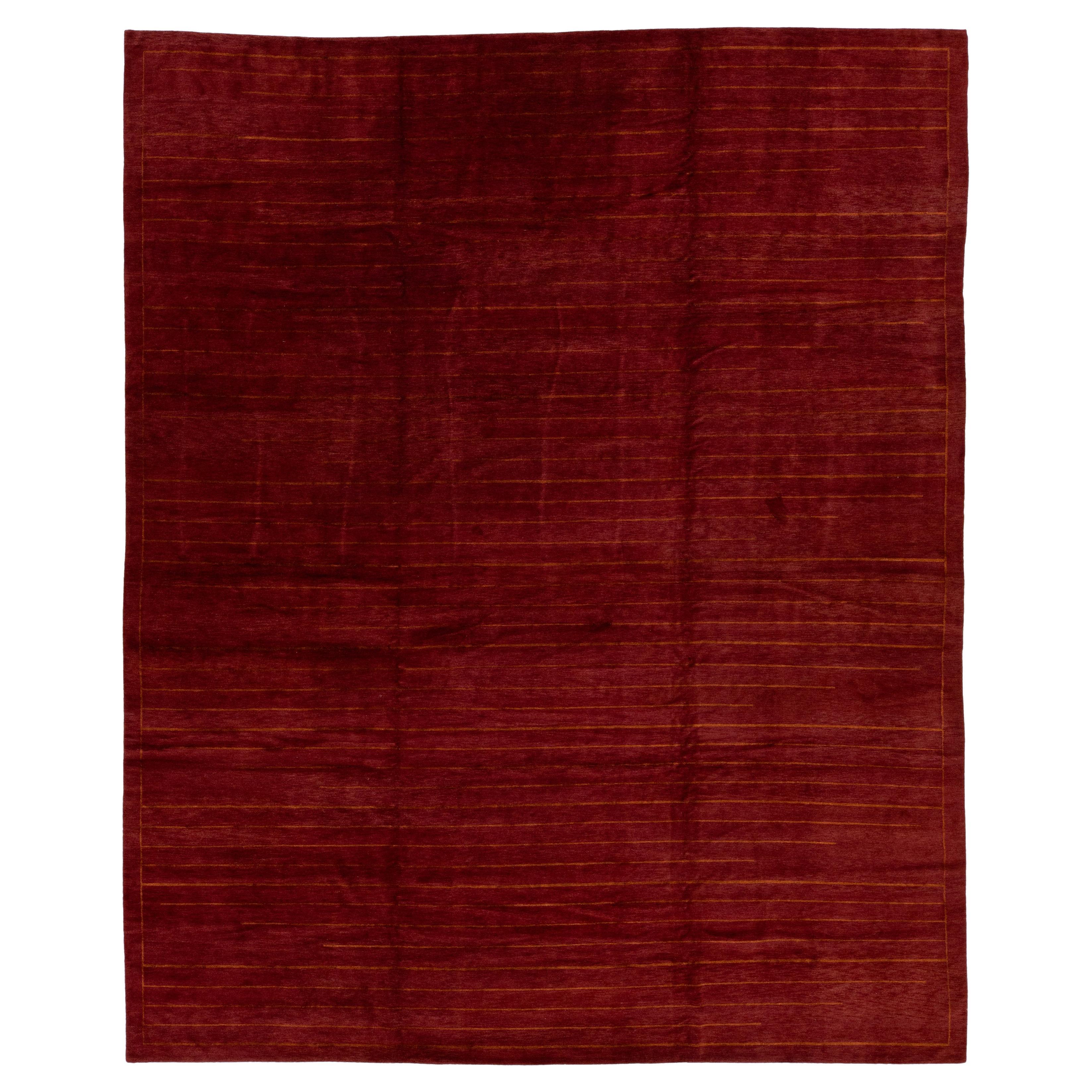 Tappeto tibetano in lana e seta dal design moderno a strisce in color borgogna