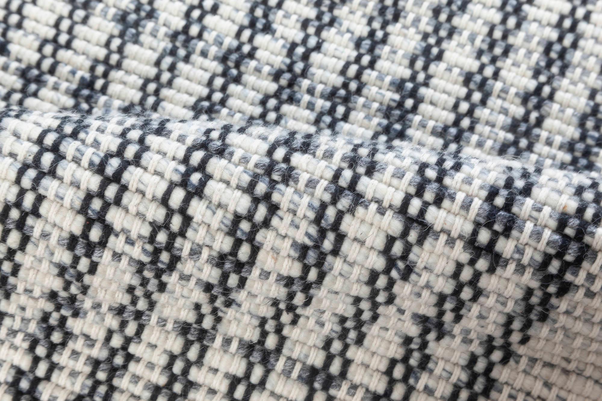 Chemin de table moderne en laine rayée grise et blanche tissée à plat de Doris Leslie Blau
Taille : 91 × 259 cm (3'0