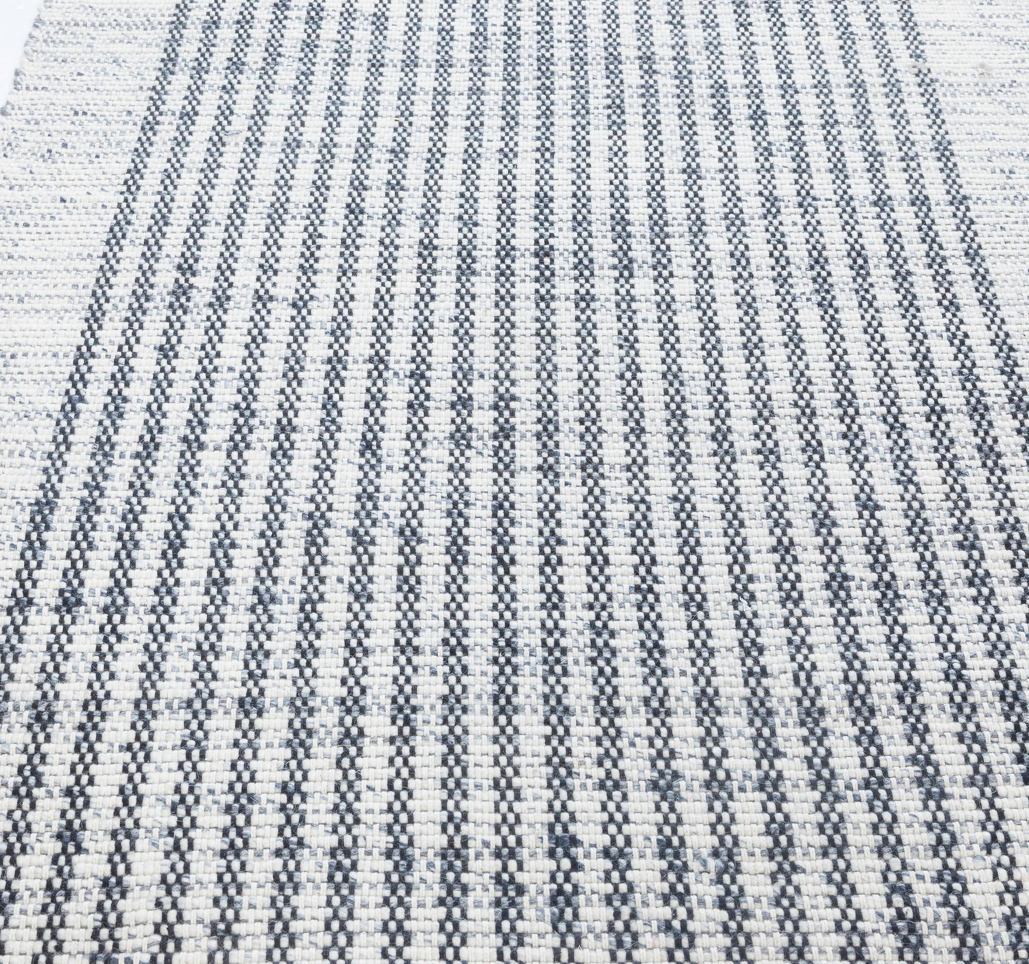 Moderne Tapis de couloir moderne en laine à rayures grises et blanches tissées à plat de Doris Leslie Blau en vente