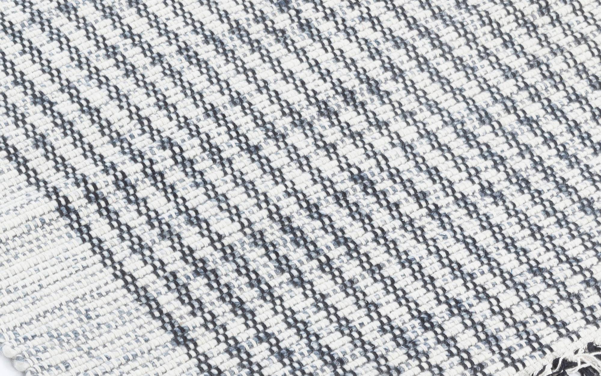 Indien Tapis de couloir moderne en laine à rayures grises et blanches tissées à plat de Doris Leslie Blau en vente