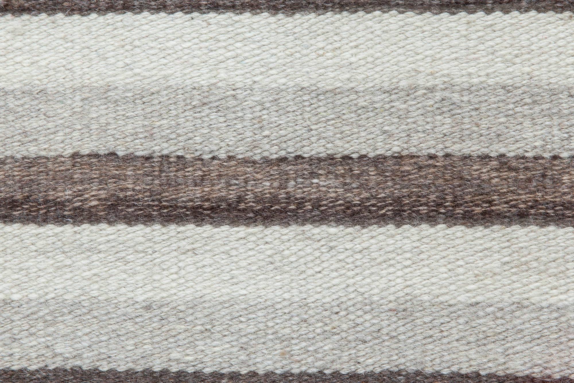 Tapis moderne en laine grise rayée tissée à plat, par Doris Leslie Blau.
Taille : 3'2