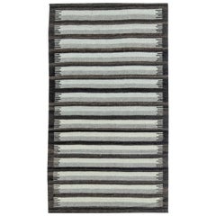 Tapis moderne en laine gris rayé à tissage plat de Doris Leslie Blau