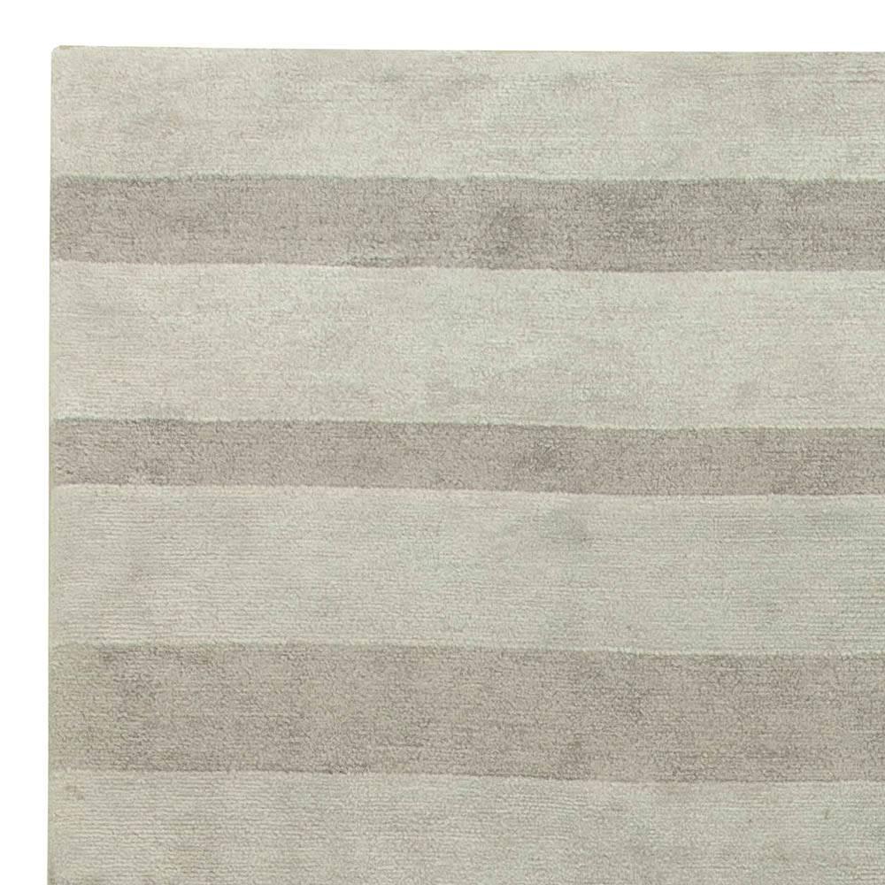 Gestreifter, handgefertigter Teppich aus Wolle und Seide von Doris Leslie Blau (Handgeknüpft) im Angebot