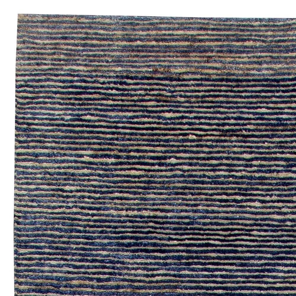 Noué à la main Tapis moderne rayé fait main à l'ourlet et en soie de Doris Leslie Blau en vente