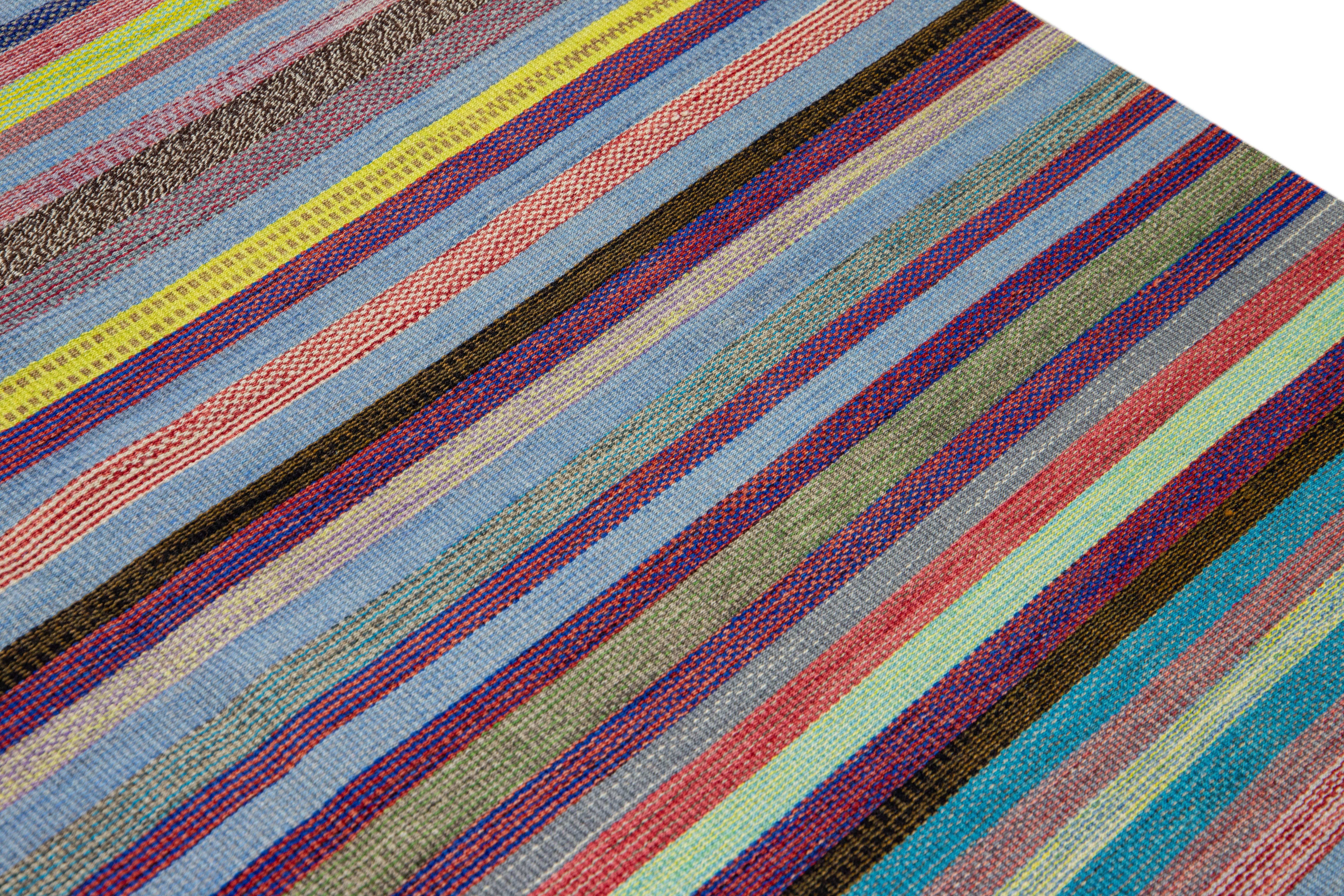 Moderner moderner gestreifter Flachgewebe-Kelim-Teppich aus handgefertigter Wolle, mehrfarbig im Angebot 4