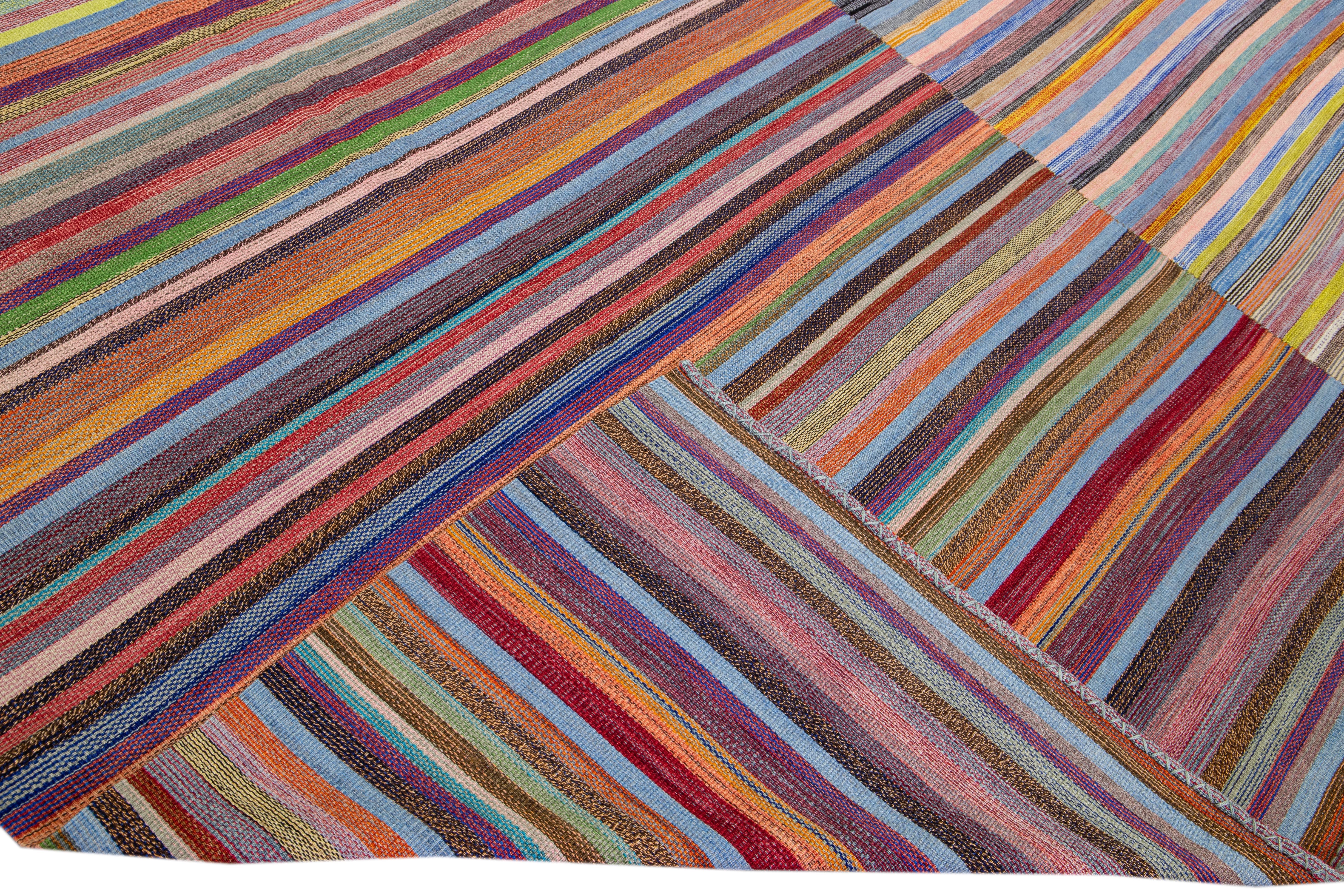 Schöner moderner flachgewebter Kilim-Wollteppich mit einem mehrfarbigen Feld. Dieses Kunstwerk hat ein wunderschönes abstraktes Streifendesign.

Dieser Teppich misst: 11'11