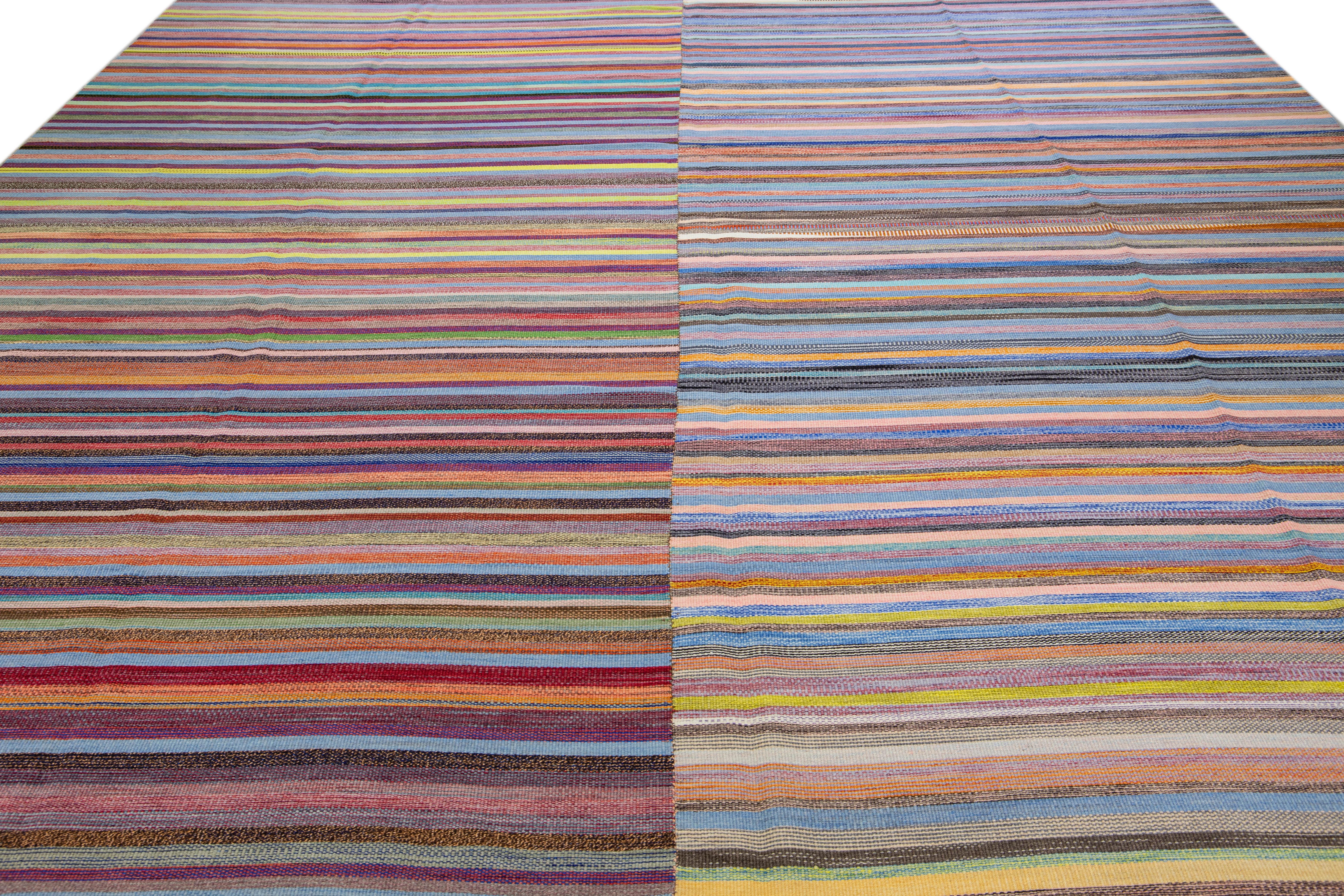 Moderner moderner gestreifter Flachgewebe-Kelim-Teppich aus handgefertigter Wolle, mehrfarbig (Türkisch) im Angebot