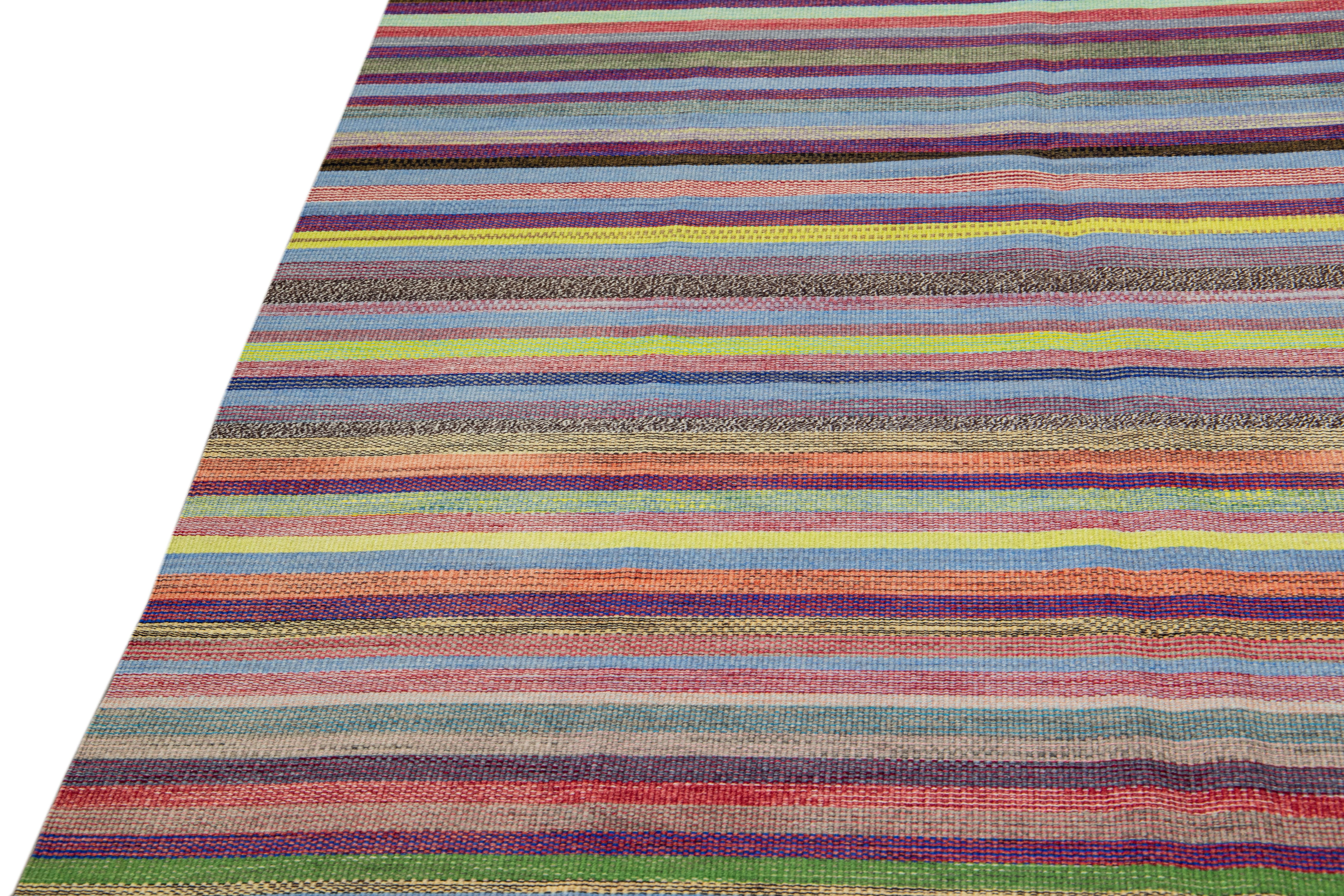 Moderner moderner gestreifter Flachgewebe-Kelim-Teppich aus handgefertigter Wolle, mehrfarbig (Handgeknüpft) im Angebot