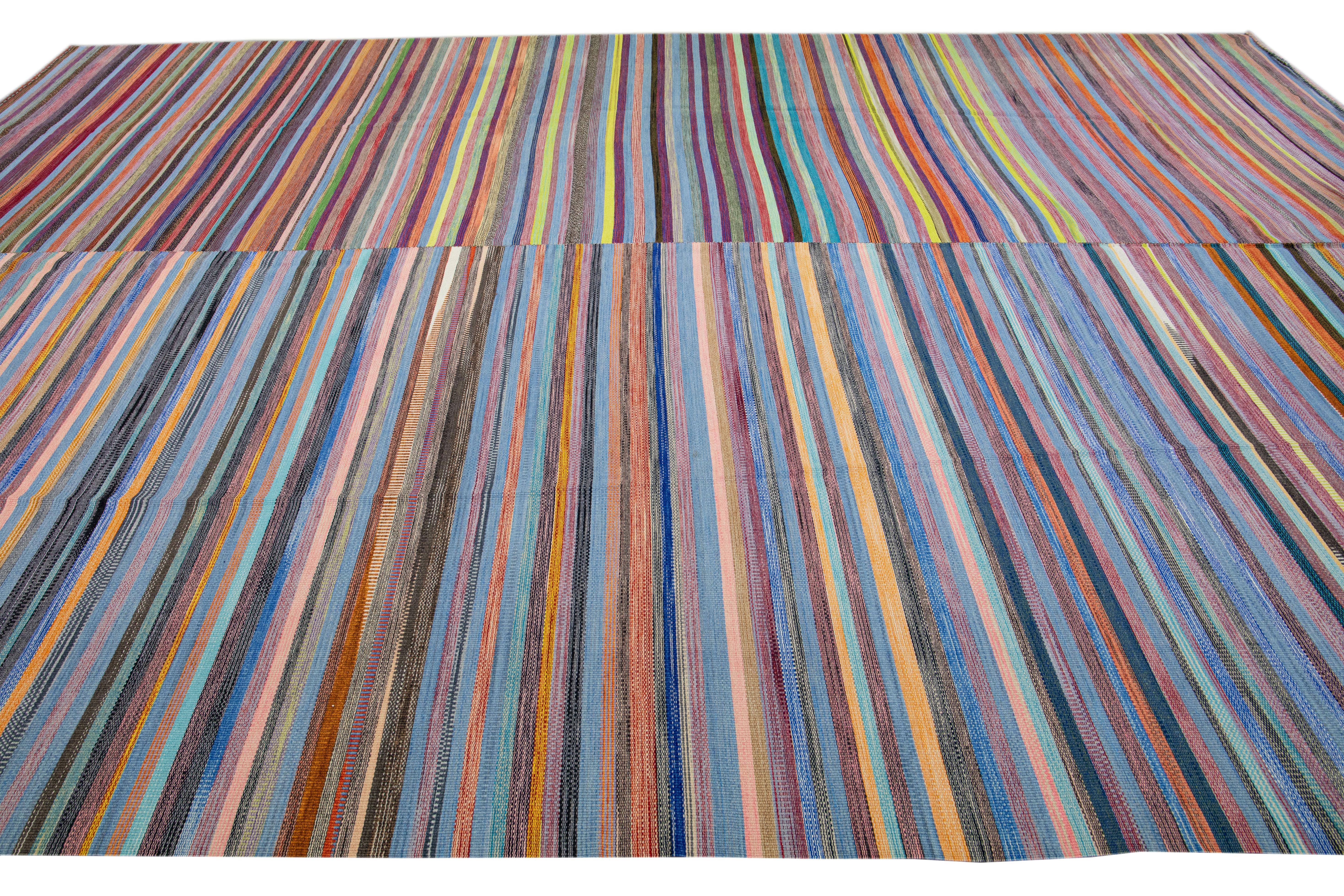 Moderner moderner gestreifter Flachgewebe-Kelim-Teppich aus handgefertigter Wolle, mehrfarbig im Zustand „Neu“ im Angebot in Norwalk, CT